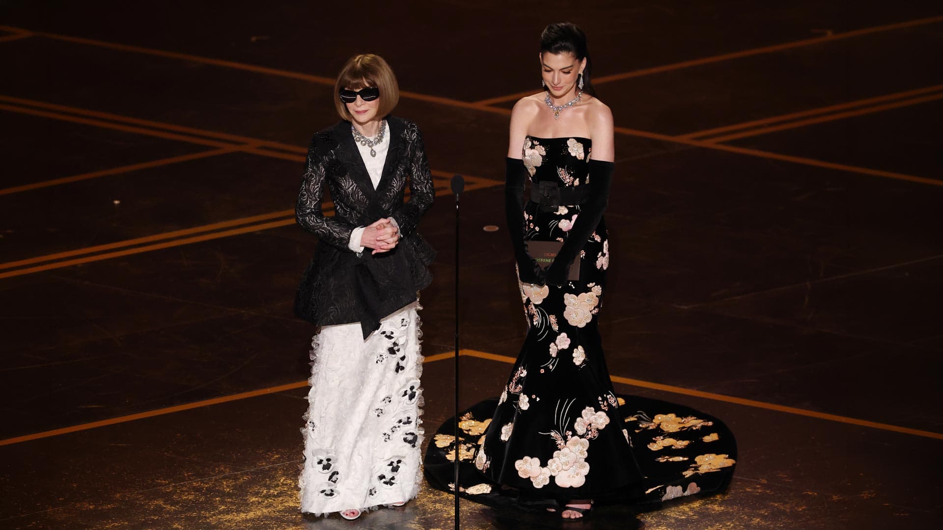 Анна Винтур и Энн Хэтэуэй на 98-й ежегодной церемонии вручения премии «Оскар», состоявшейся 15 марта 2026 года в Голливуде, Калифорния | Getty Images