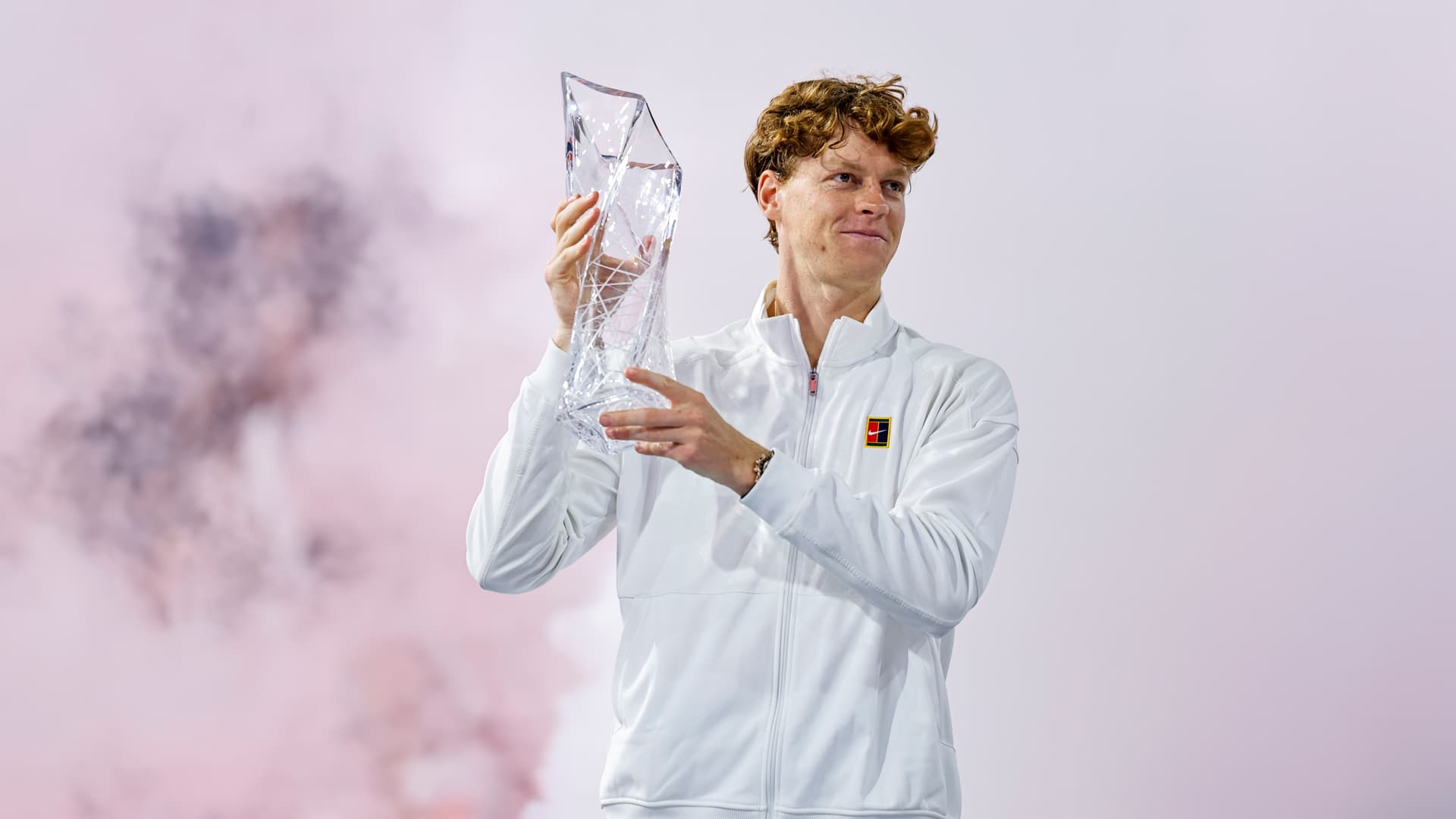 Итальянец Янник Синнер позирует с трофеем Бутча Бухгольца после победы над чешским теннисистом Иржи Лехецкой в ​​финале мужского одиночного разряда турнира Miami Open Presented by Itau на стадионе Hard Rock Stadium 29 марта 2026 года в Майами-Гарденс, Флорида | Getty Images