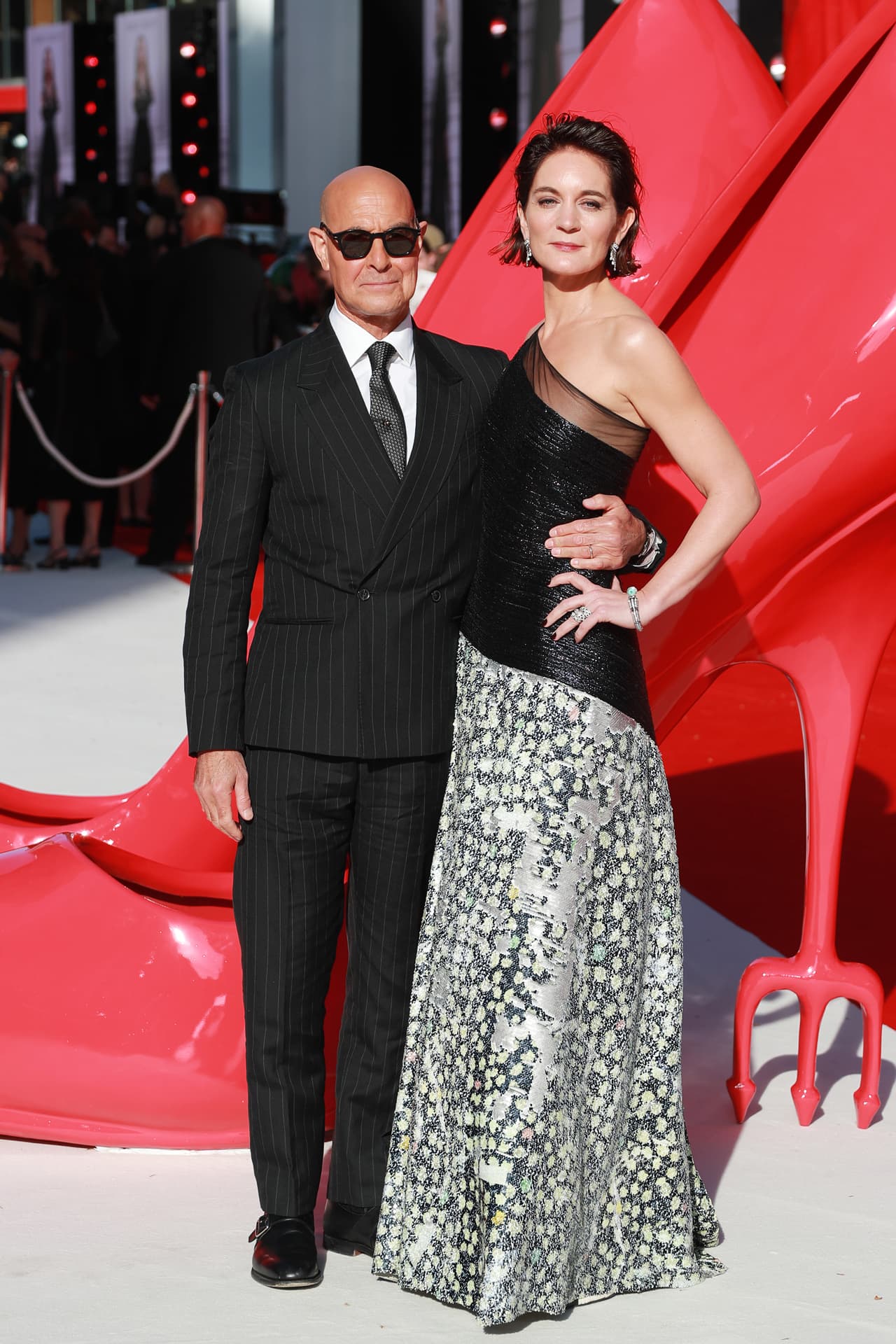 Стэнли Туччи и Фелисити Блант посетили европейскую премьеру фильма «Дьявол носит Prada – 2» на Лестер-сквер в Лондоне, Англия, 22 апреля 2026 года | Getty Images