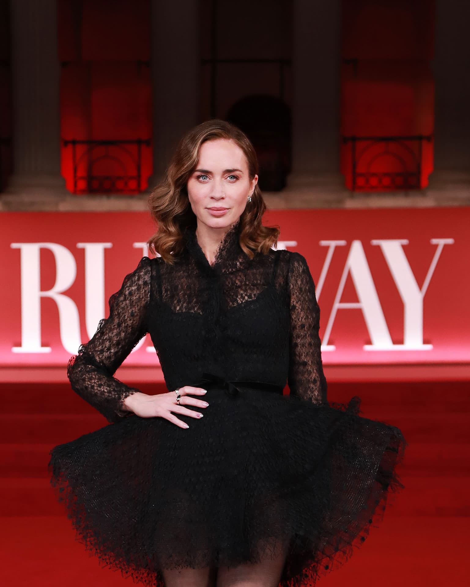 Эмили Блант позирует перед Национальной галереей на гала-приеме «Ночь с подиумом», посвященном выходу фильма «Дьявол носит Prada – 2», 22 апреля 2026 года в Лондоне, Англия | Getty Images