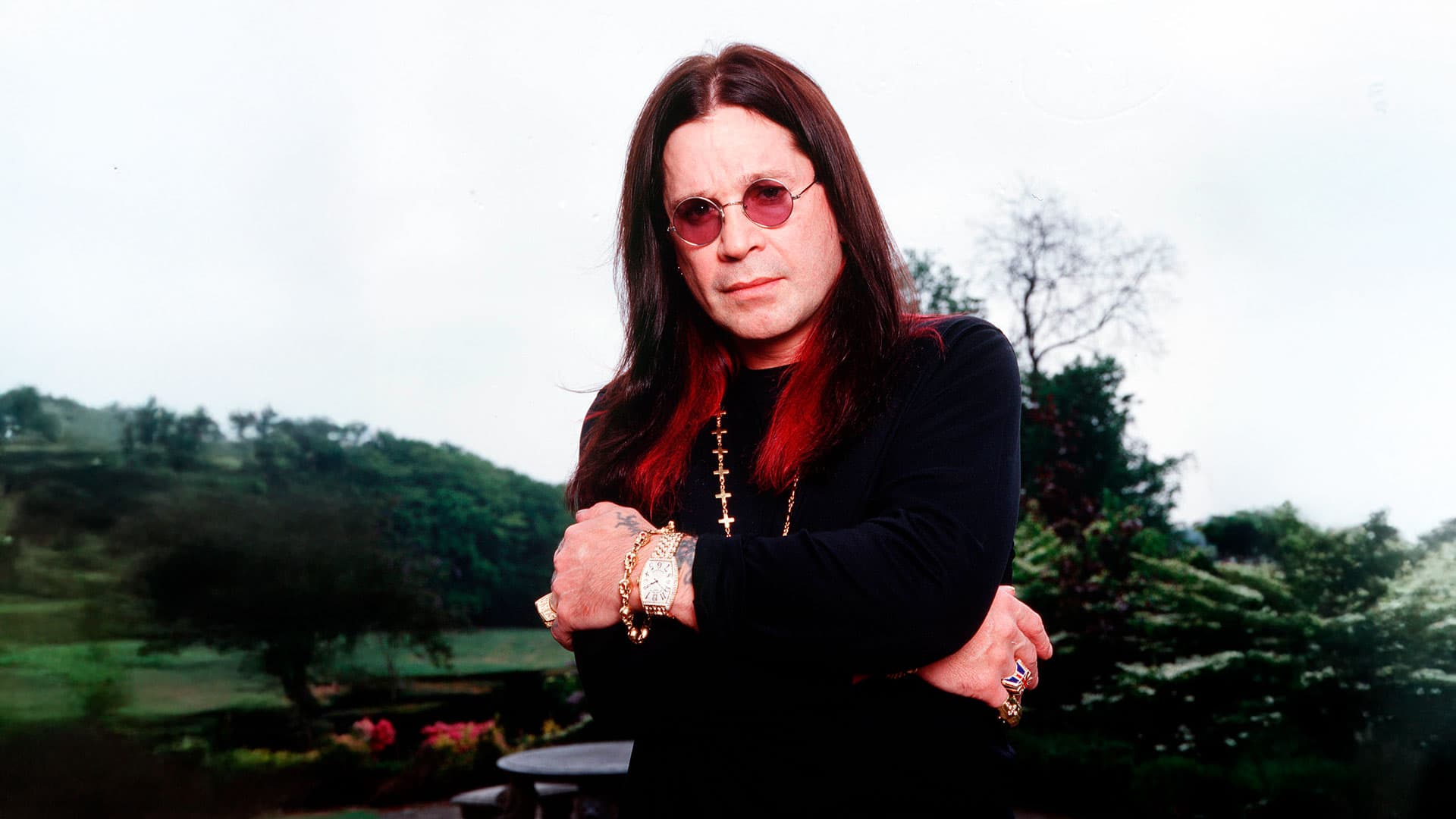 Британский музыкант Оззи Осборн позирует для фотографий в своем особняке в Чалфорт-Сент-Питере, 2002 год | Getty Images