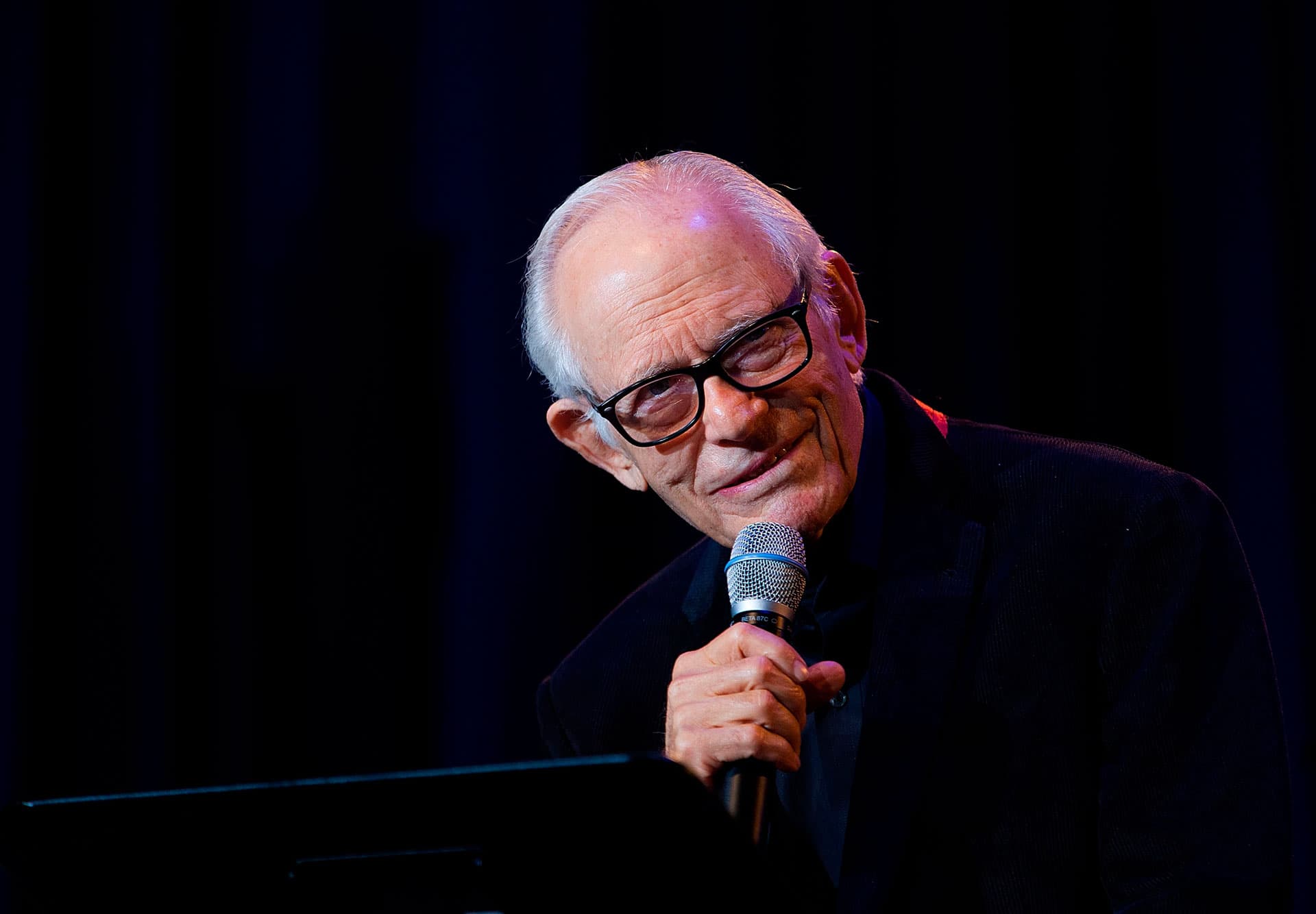 Алан Бергман выступает на 7-м ежегодном концерте «Мы пишем песни» в Библиотеке Конгресса в Вашингтоне, 2015 год | Getty Images