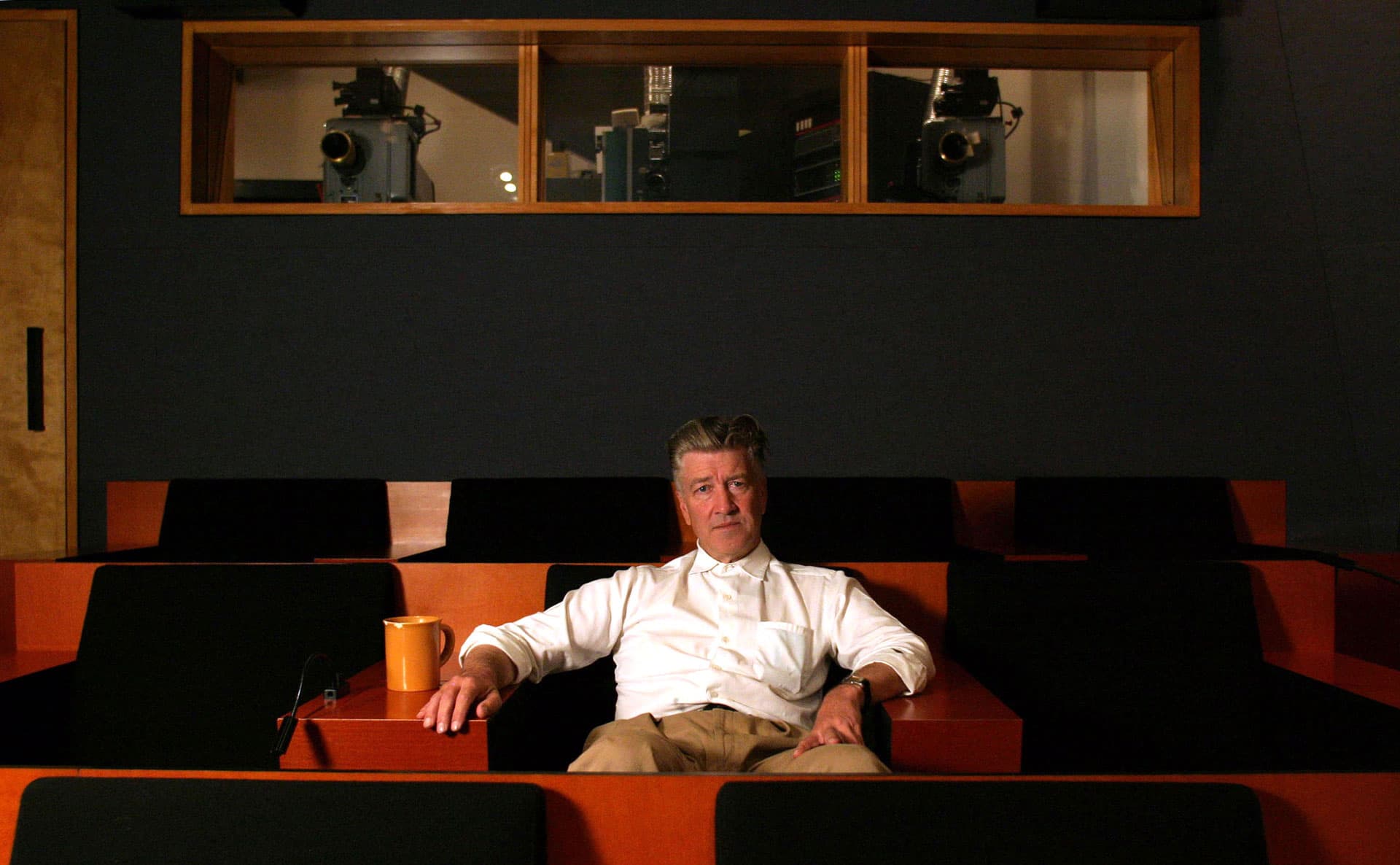 Кинорежиссер Дэвид Линч позирует для фотографий в своей частной киностудии в Лос-Анджелесе, 2004 год | Getty Images