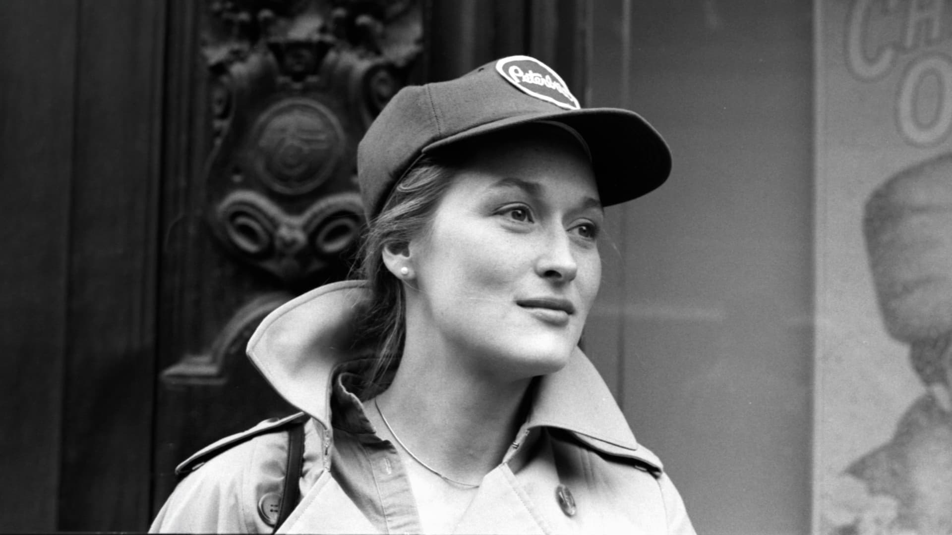 Мэрил Стрип на фотографии перед театром Public Theater в 1979 году | Фотограф: Джек Митчелл | Getty Images