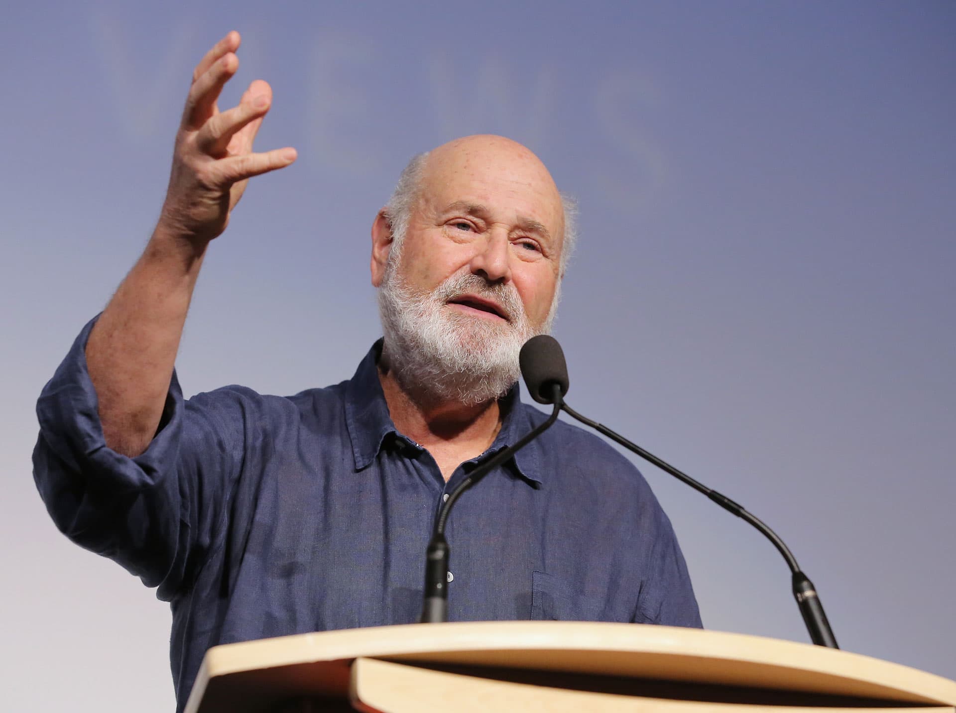 Режиссер Роб Райнер выступает во время вступительной речи на премьере фильма LBJ на Международном кинофестивале в Торонто, 2016 год | Getty Images