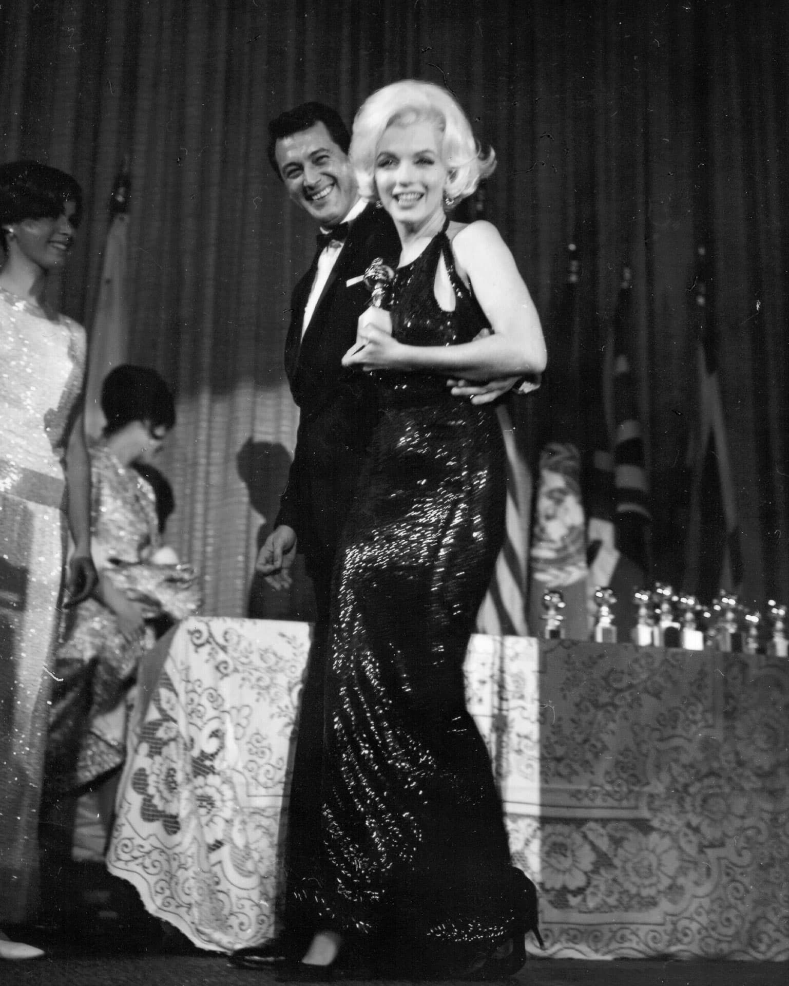 Актриса Мэрилин Монро посетила церемонию вручения премии «Золотой глобус», где она получила награду «Генриетта», в отеле «Беверли Хилтон» 5 марта 1962 года в Лос-Анджелесе, штат Калифорния | Getty Images