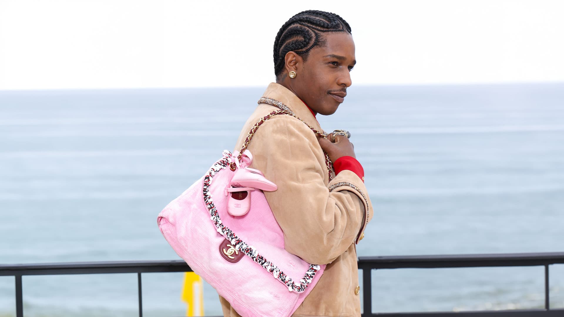 A$AP Rocky на показе круизной коллекции Chanel 2026/27 28 апреля 2026 года в Биаррице, Франция | Фотограф: Стефан Кардинале | Getty Images