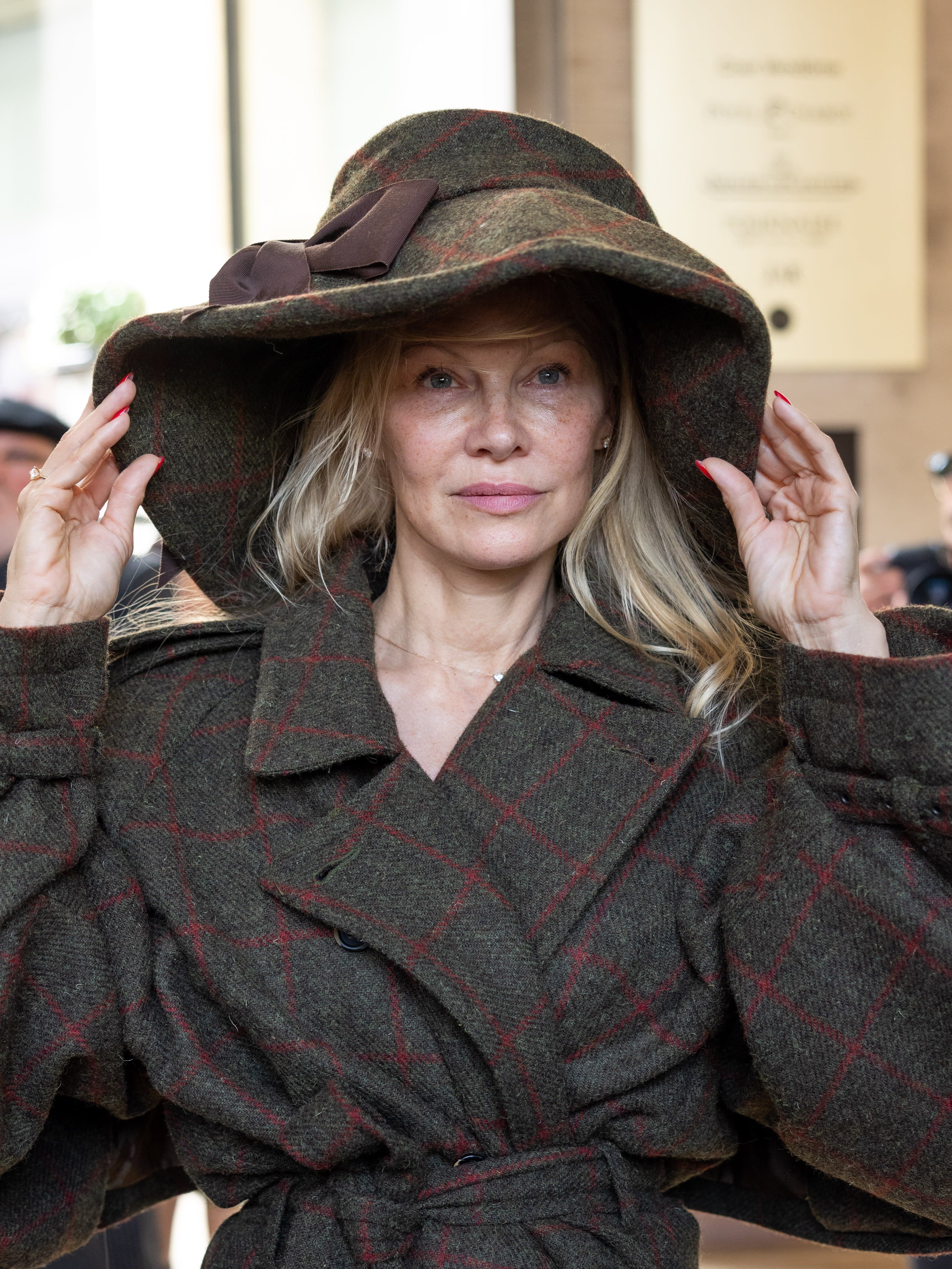 Памела Андерсон Париж сән апталығында  Vivienne Westwood-тың «Көктем-Жаз 2024» топтамасының көрсетілімінде | Getty Images