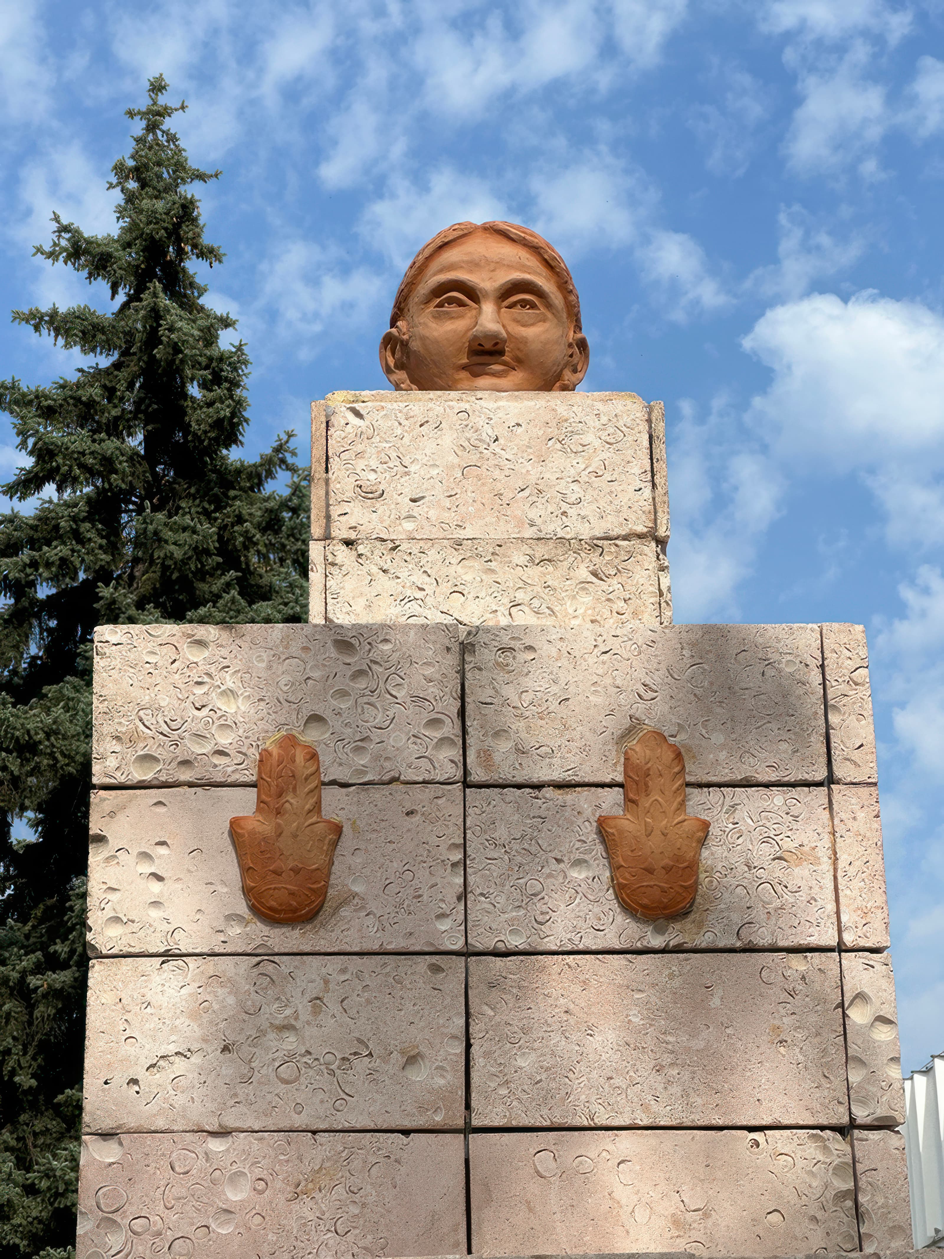 Этот арт объект представляет собой инсталляцию современного искусства, созданную в рамках фестиваля ARTBAT FEST в Алматы | Фотограф: Андрей Хлудеев