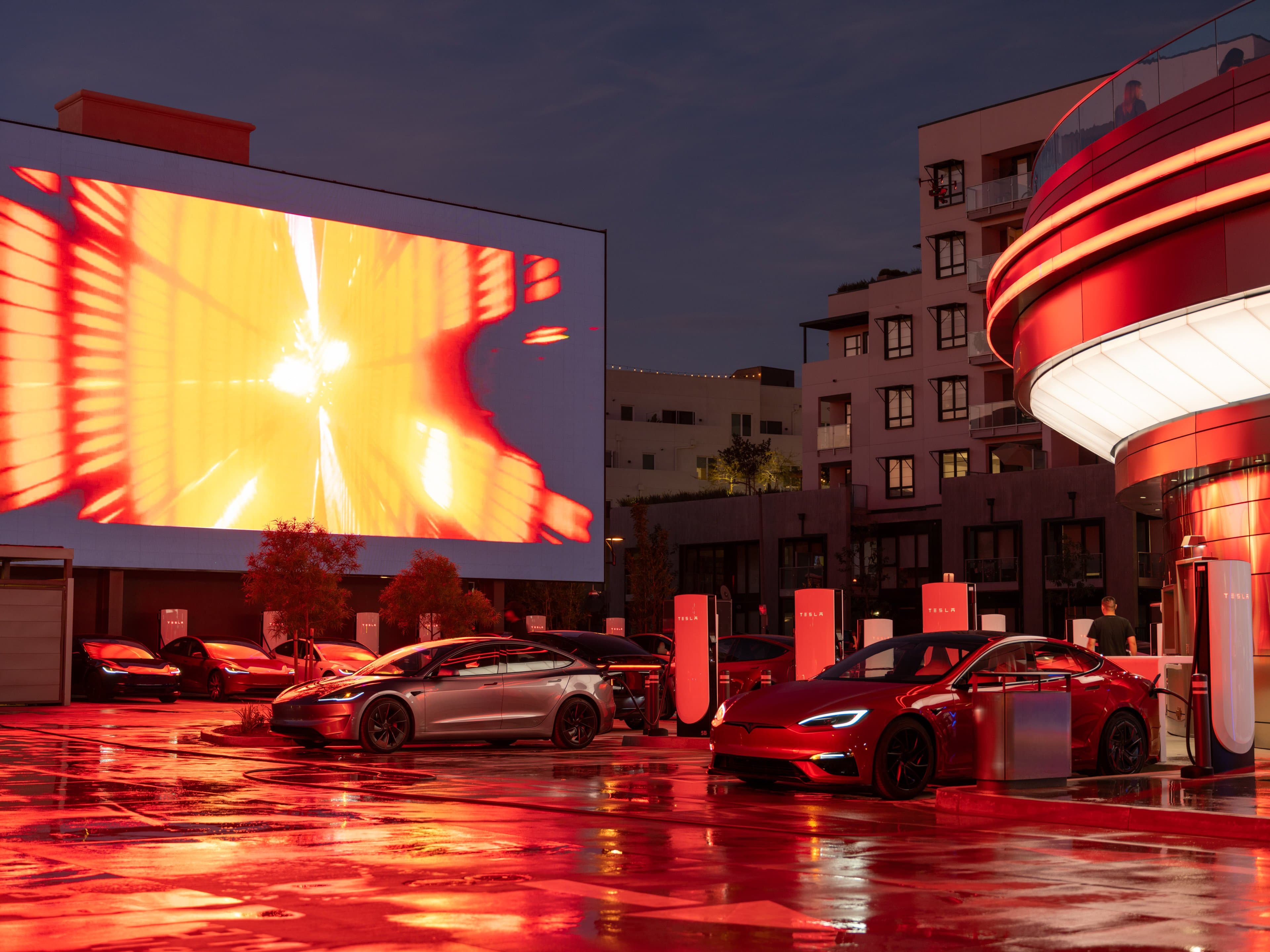 Еда от Tesla: запустился первый Supercharger