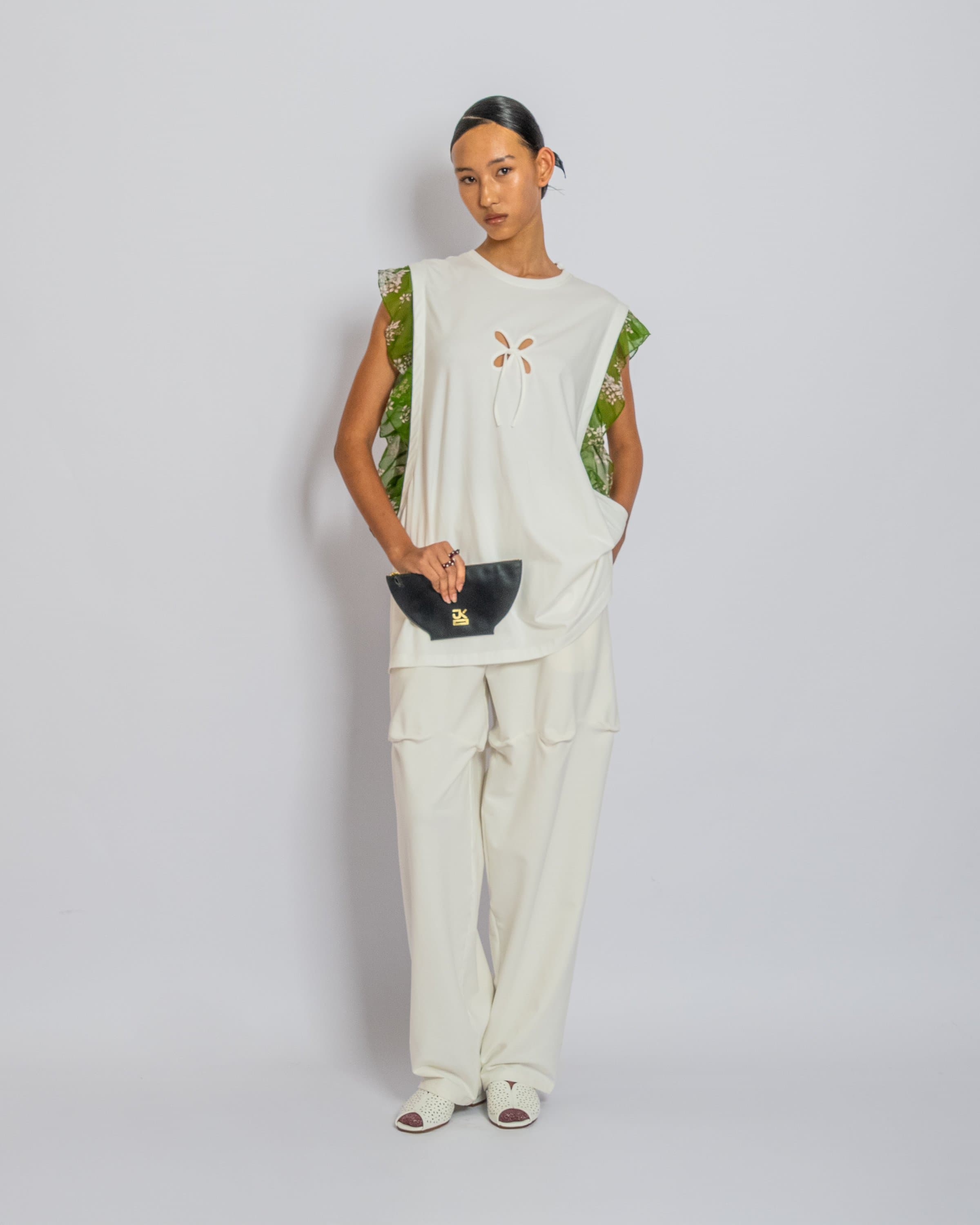 J.KIM FW 2026 көрсетіліміндегі модельдер мен музалардың автопортреттері