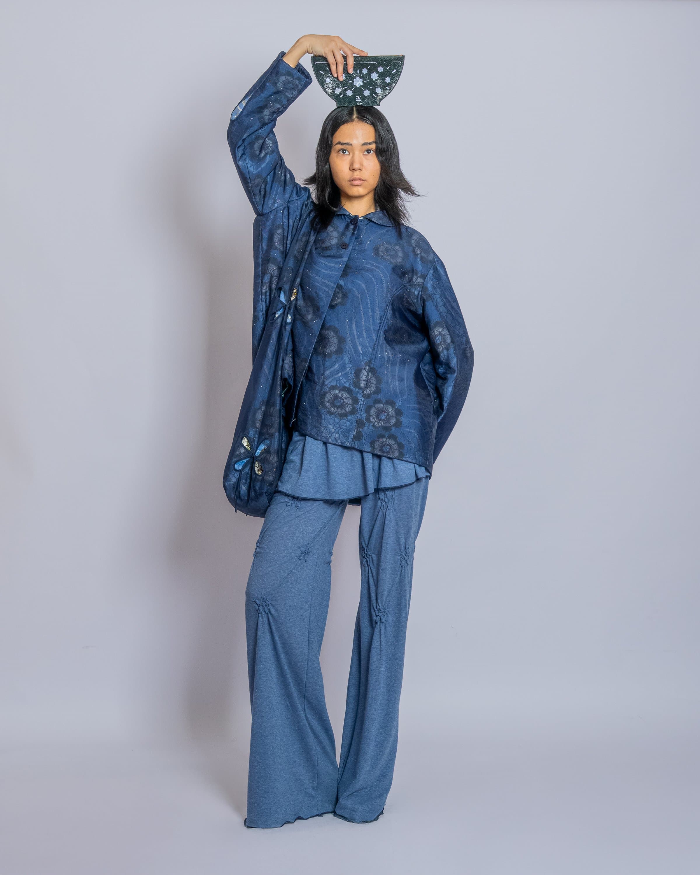 J.KIM FW 2026 көрсетіліміндегі модельдер мен музалардың автопортреттері