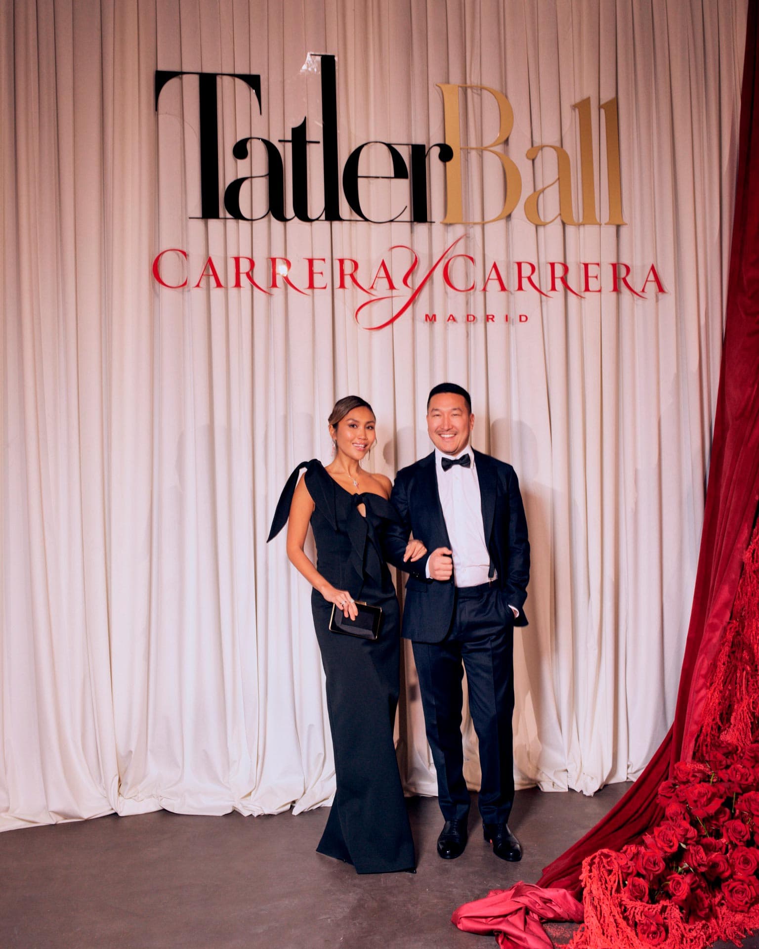 Диляра Кожасбаева в платье Aleksandre Akhalkatsishvili, украшениях Carrera y Carrera и с клатчем Jimmy Choo и Дастан Сабыржанулы | Фотограф: Slozhnomarya