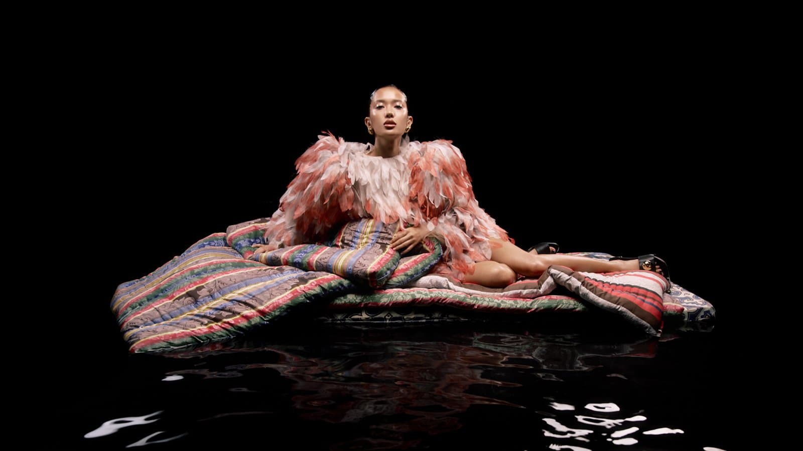 Платье Akhmadullina
Серьги Chanel (Vintage Voyage Archive)
Мюли Loewe (Saks Fifth Avenue Almaty)