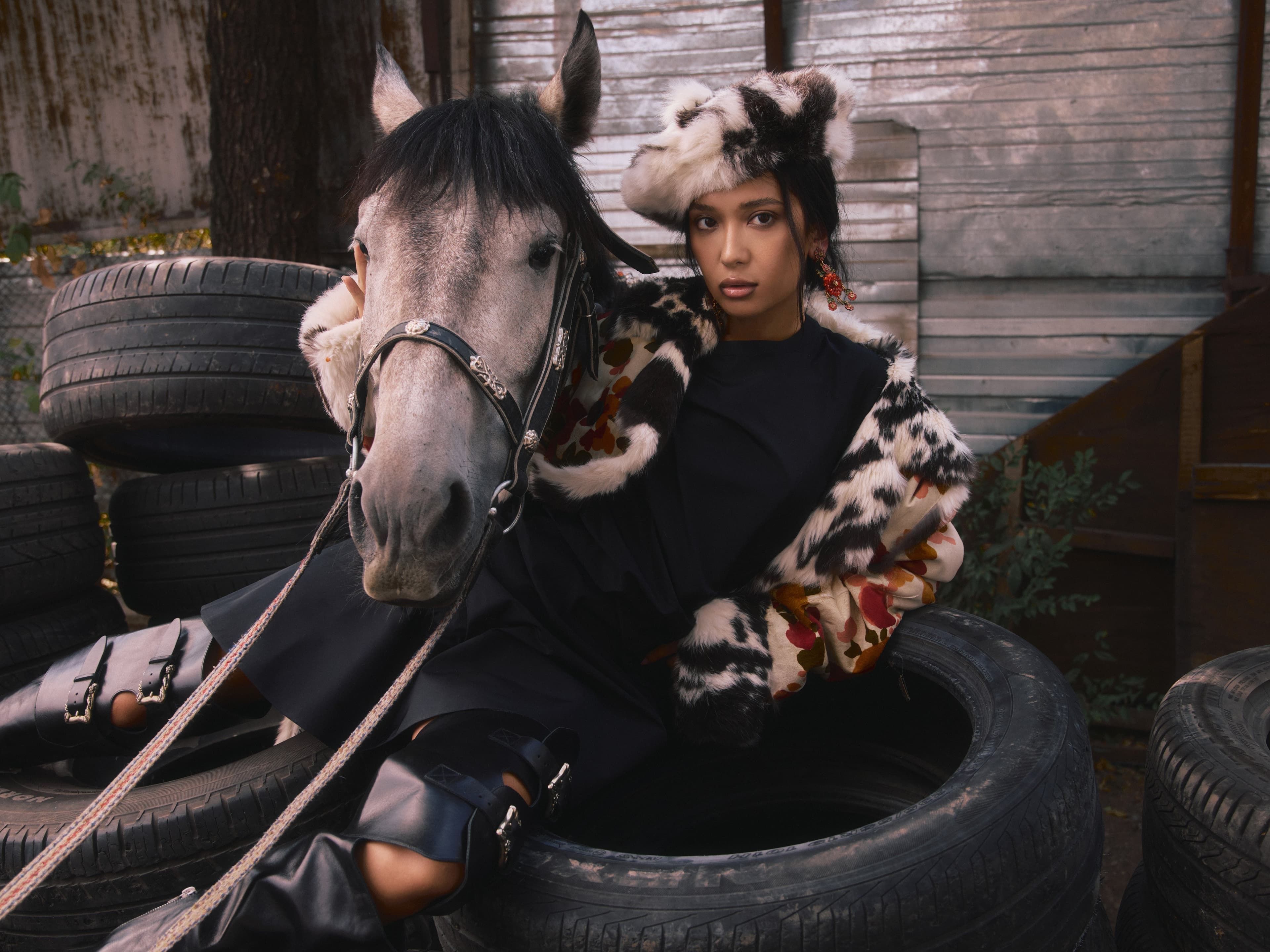 Платье Loewe (Saks Fifth Avenue Almaty)
Кепи Dior (Reter Pavlov's Archive)
Сапоги Enfants Riches Deprimes
Серьги Oscar de la Renta