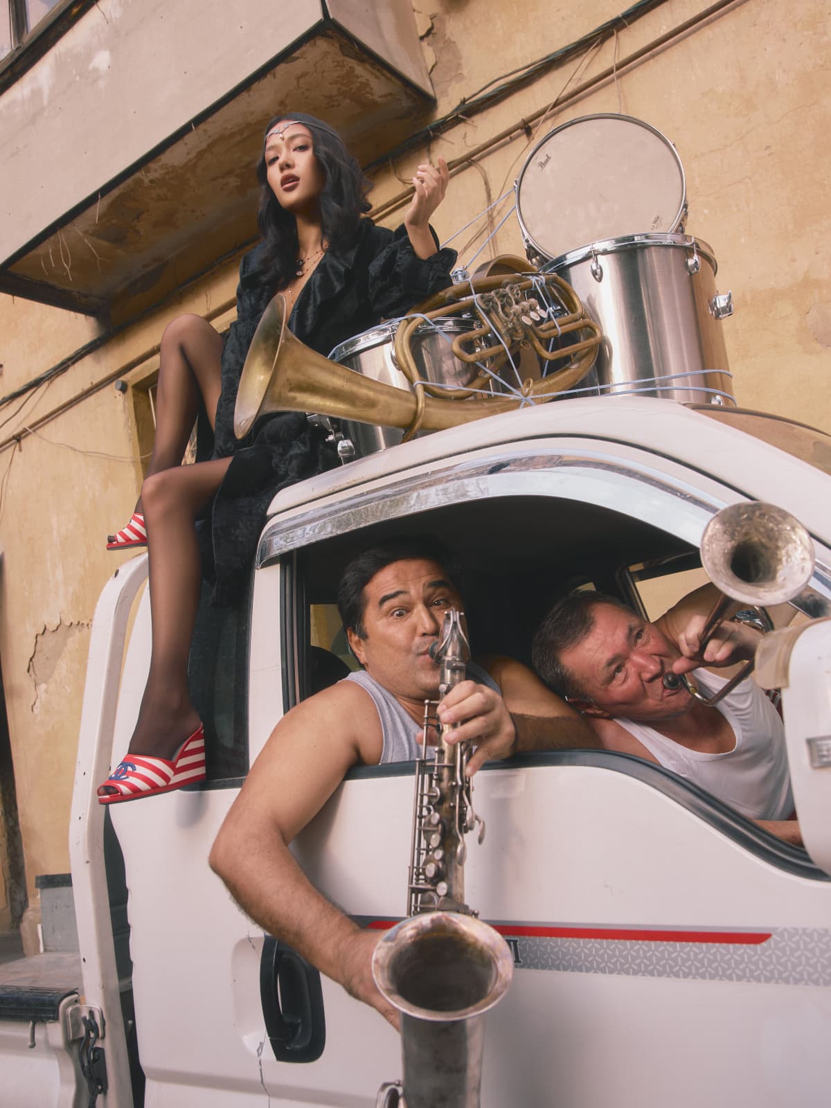 Пальто Valentino 
Мюли Chanel (Vintage Voyage Archive)
Тика Maison Margela
Подвески Petit Joli Pasquale Bruni