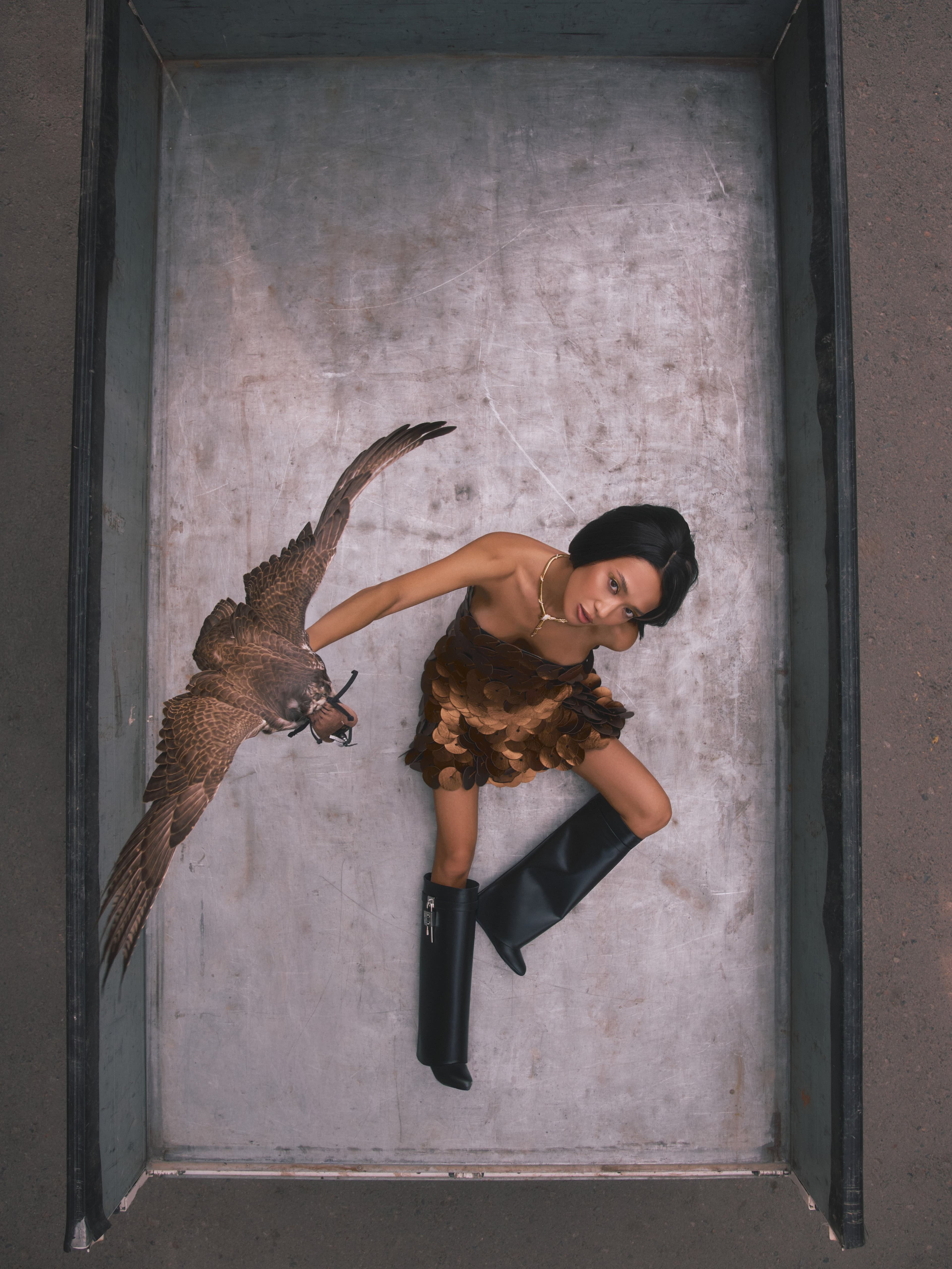 Платье Akhmadullina
Сапоги Givenchy (Saks Fifth Avenue Almaty)
Колье Serpenti Tugobas Bvlgari