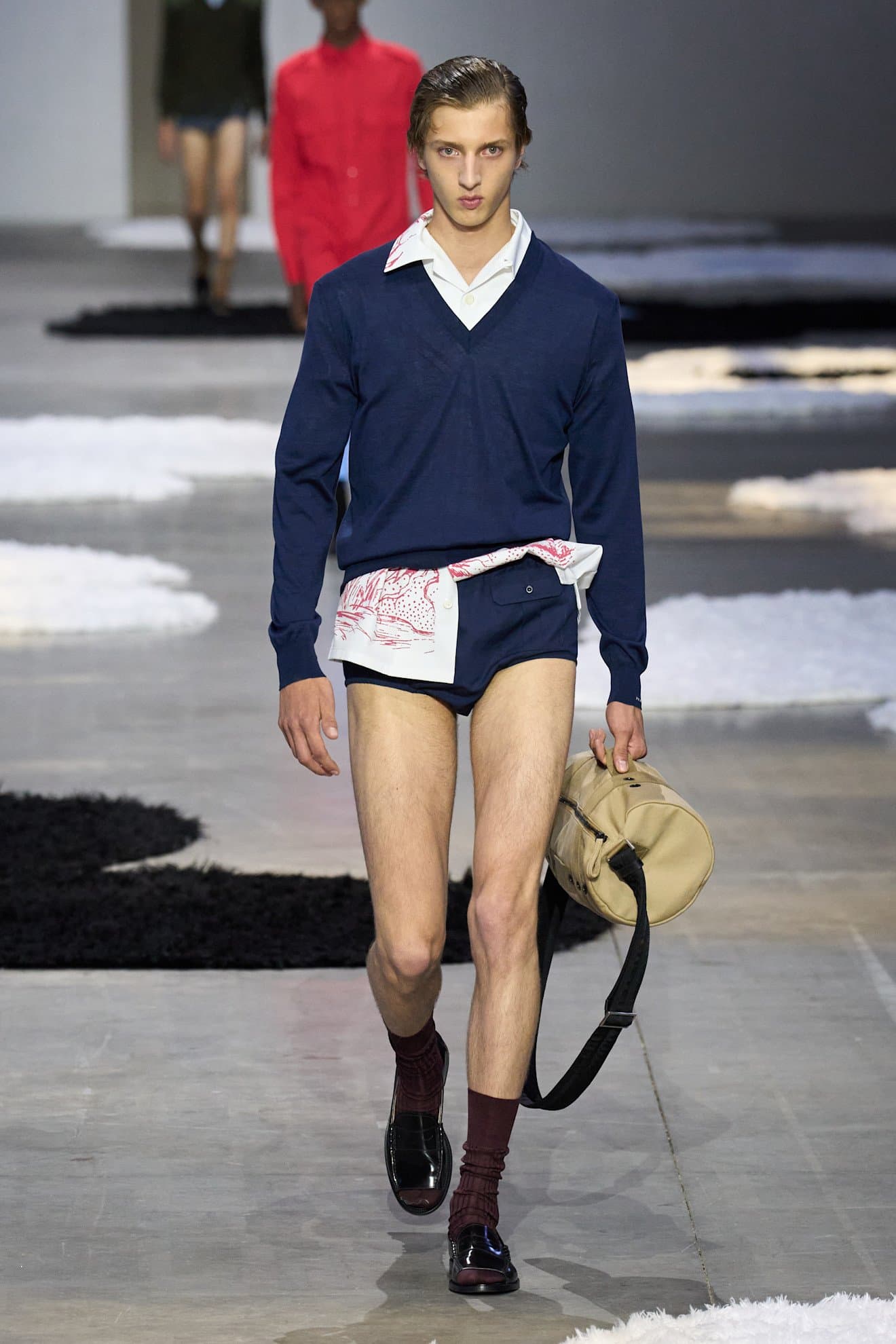 Мужская эмансипация: Prada оголяет мужские ноги в коллекции весна-лето 2026