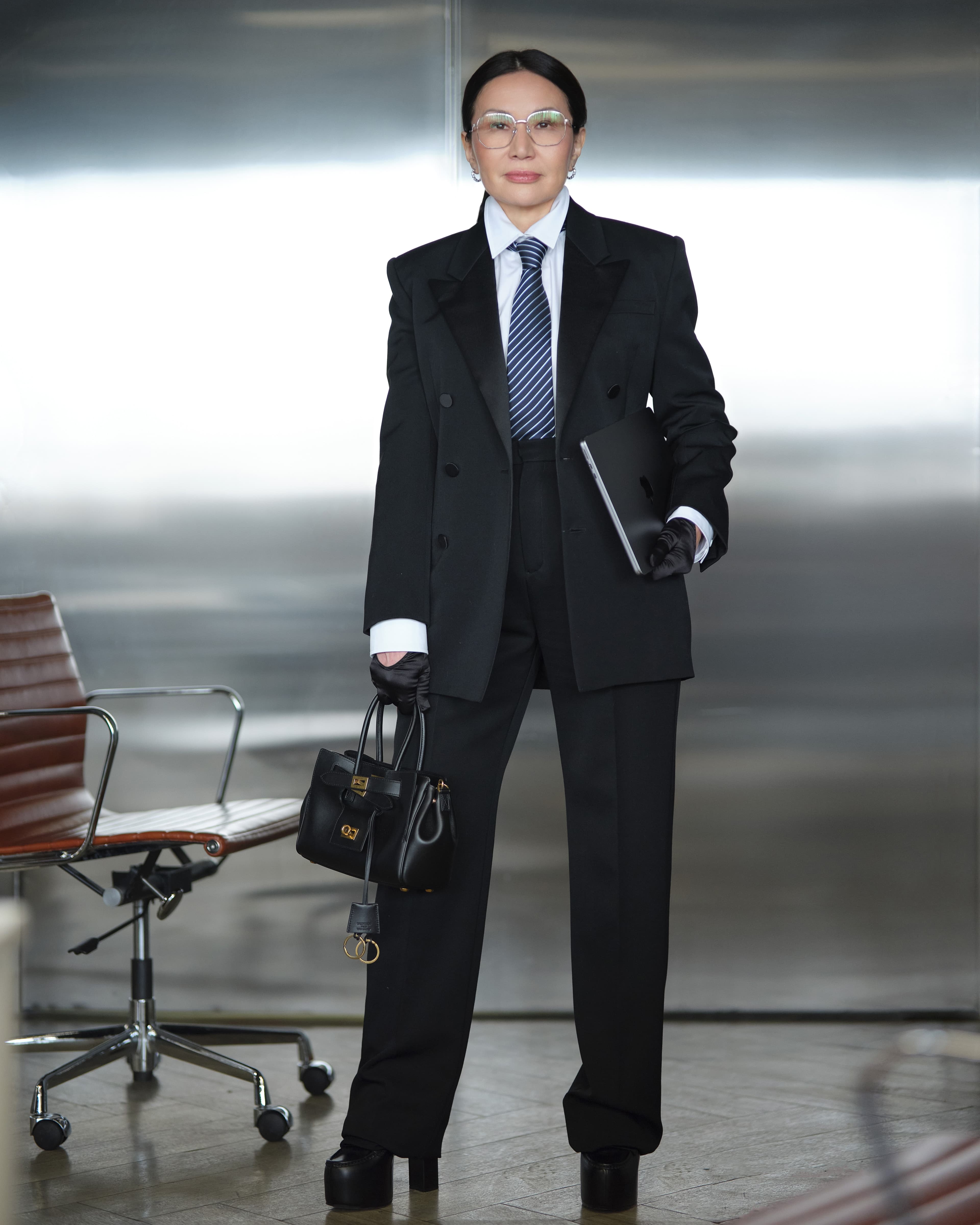 Cмокинг и брюки Saint Laurent
Рубашка Juun.J
Галстук Boss
Перчатки Dolce & Gabbana
Туфли Gucci
Сумка Balenciaga
Серьги Chopard