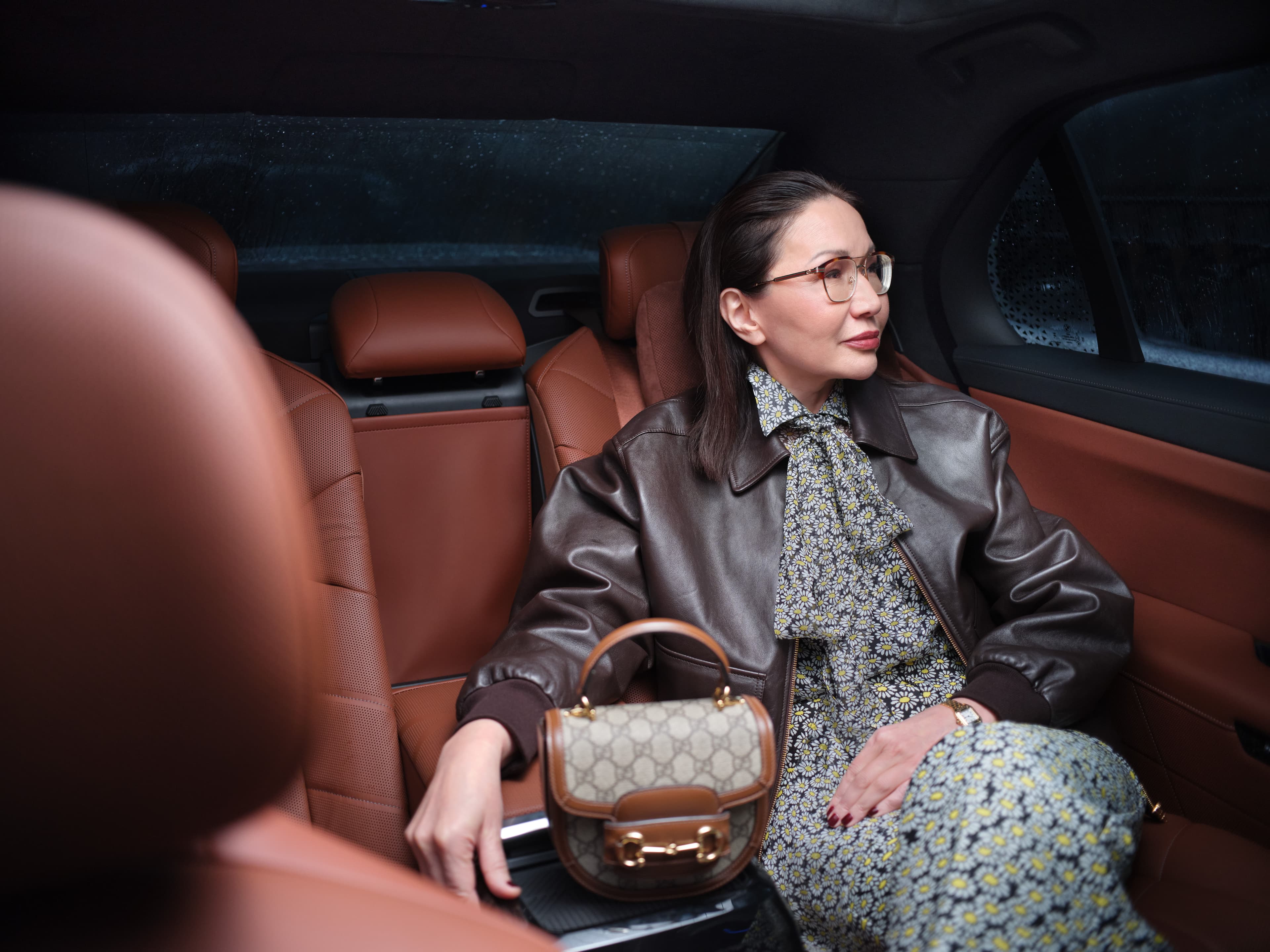 Брюки, блуза, сумка и очки Gucci
Кожаная куртка Celine
Часы Cartier