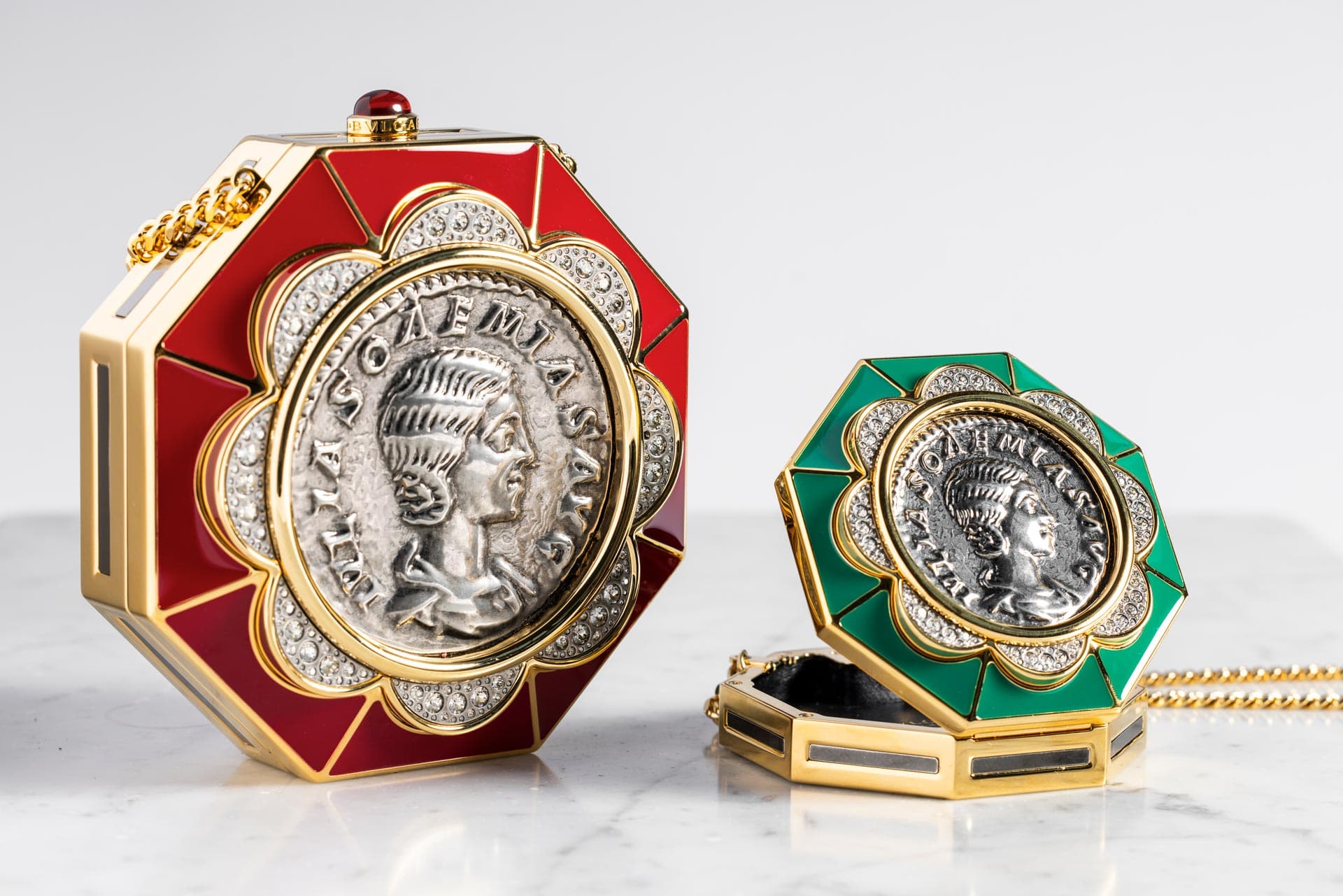 Минодьеры Monete с одним из символов Bvlgari – древнеримскими монетами | Фотограф: Итан Джеймс Грин