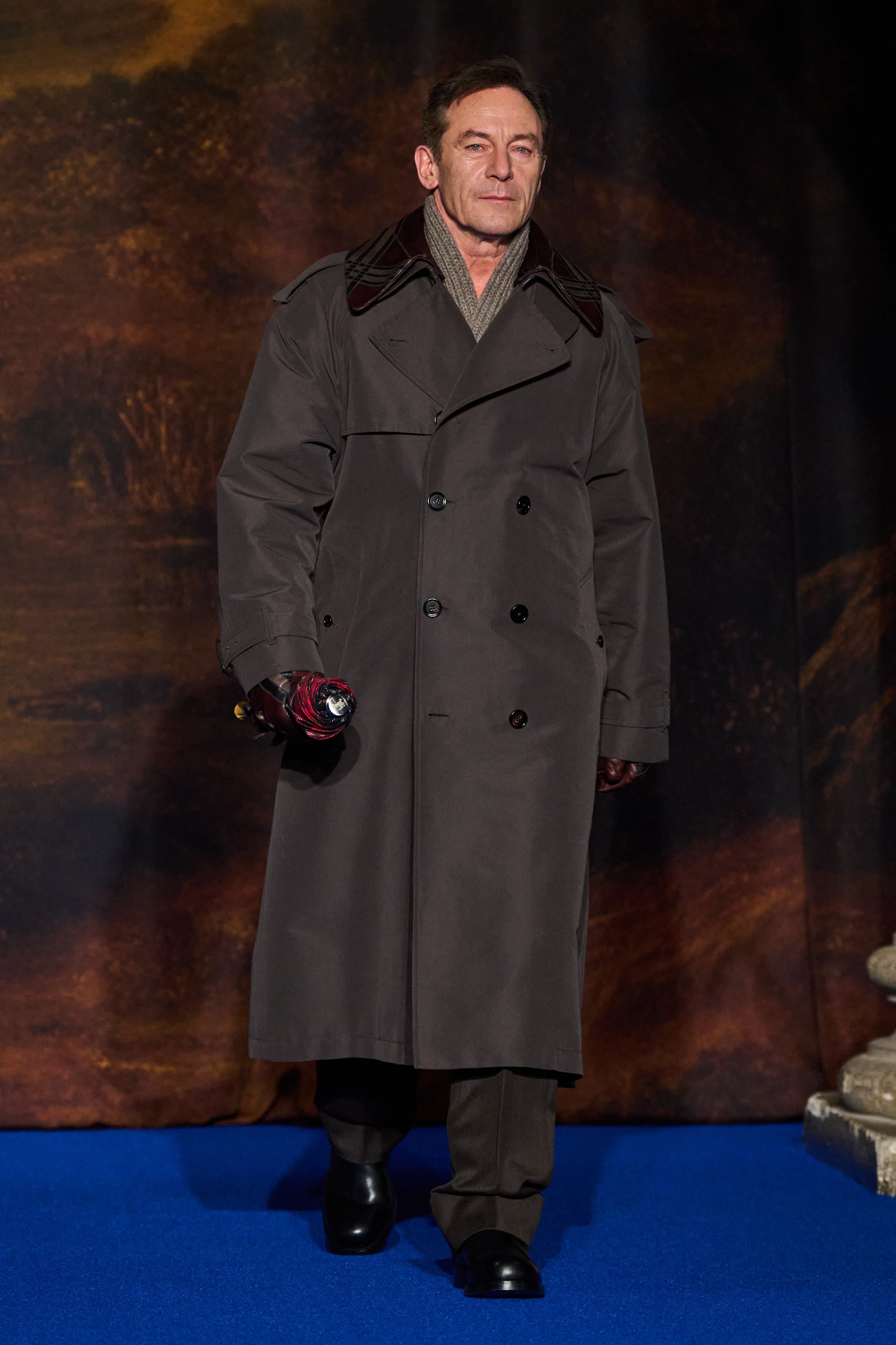 Жалтылдаған сауыт киген рыцарь: Burberry ұсынған 2025-тің күз-қыс коллекциясы