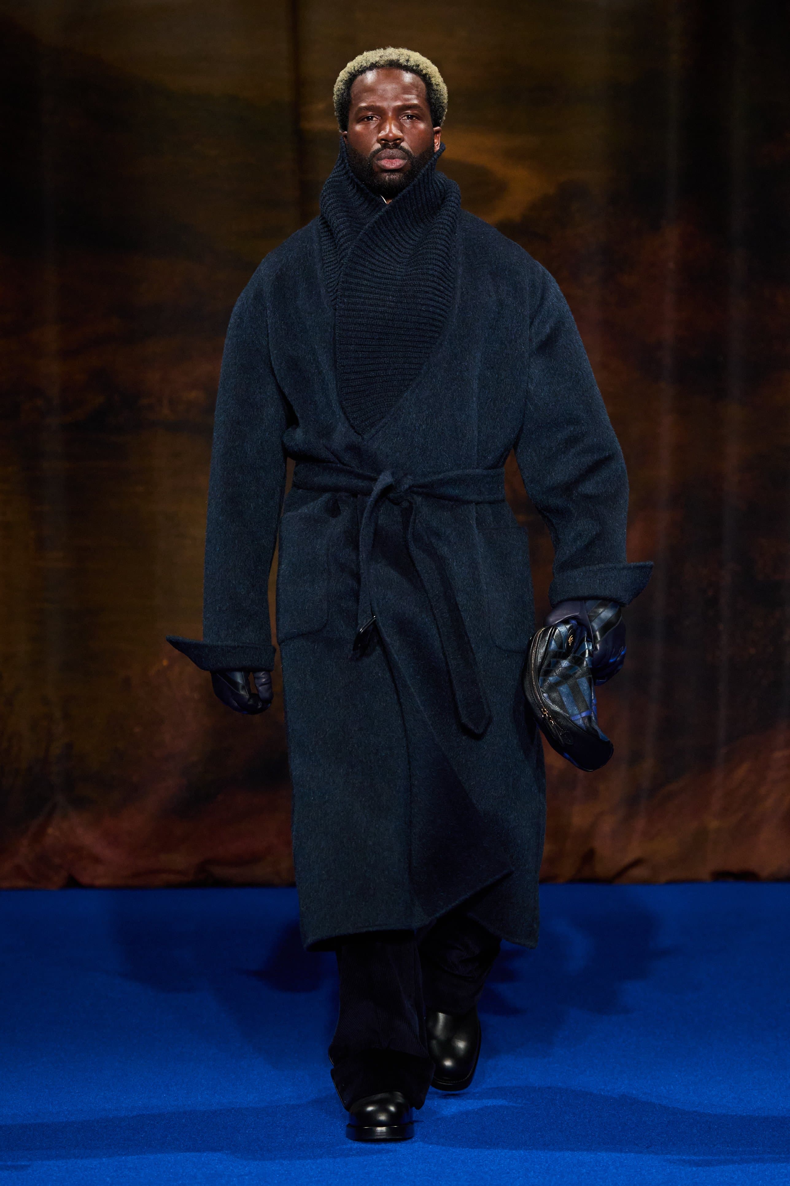 Жалтылдаған сауыт киген рыцарь: Burberry ұсынған 2025-тің күз-қыс коллекциясы