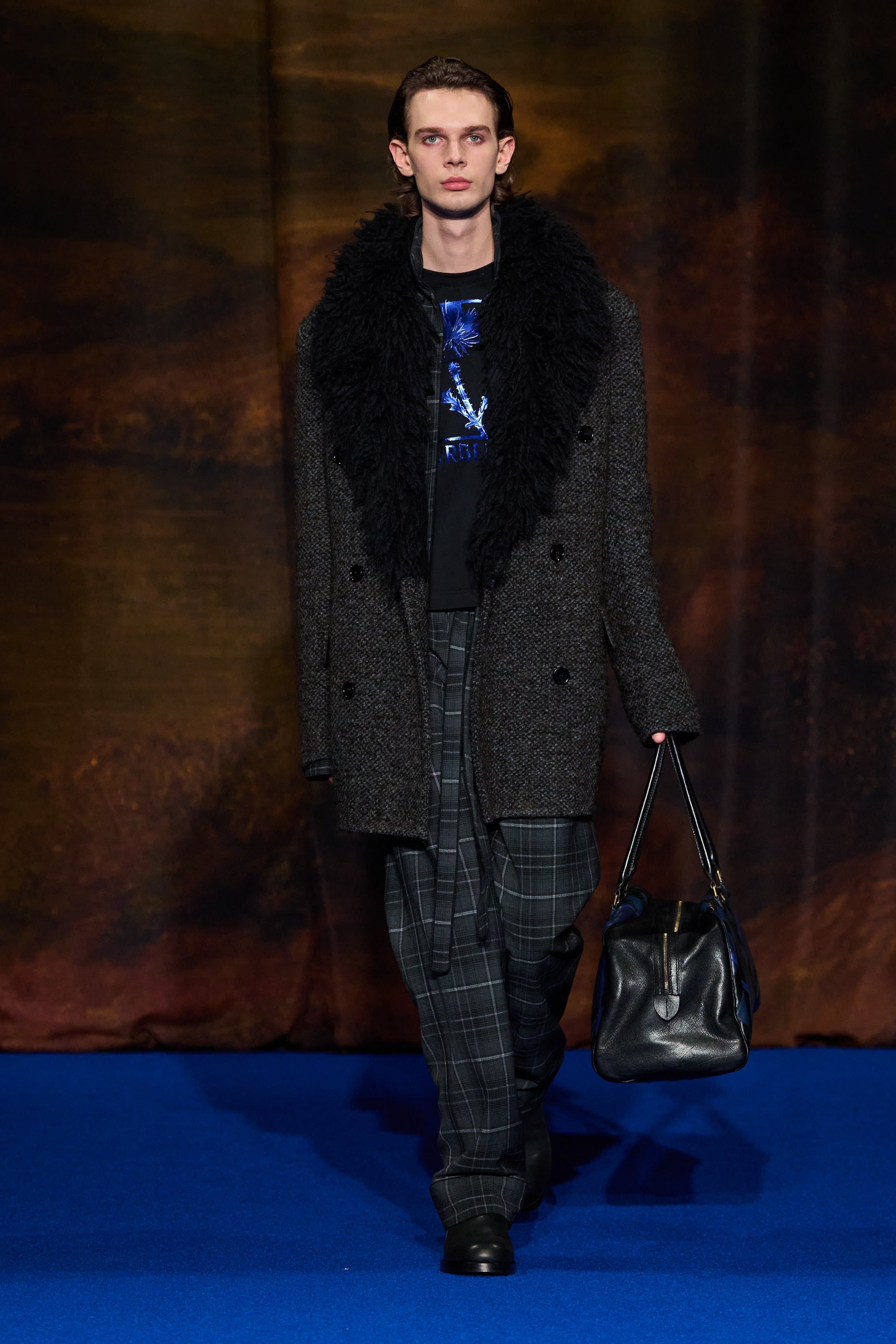 Жалтылдаған сауыт киген рыцарь: Burberry ұсынған 2025-тің күз-қыс коллекциясы