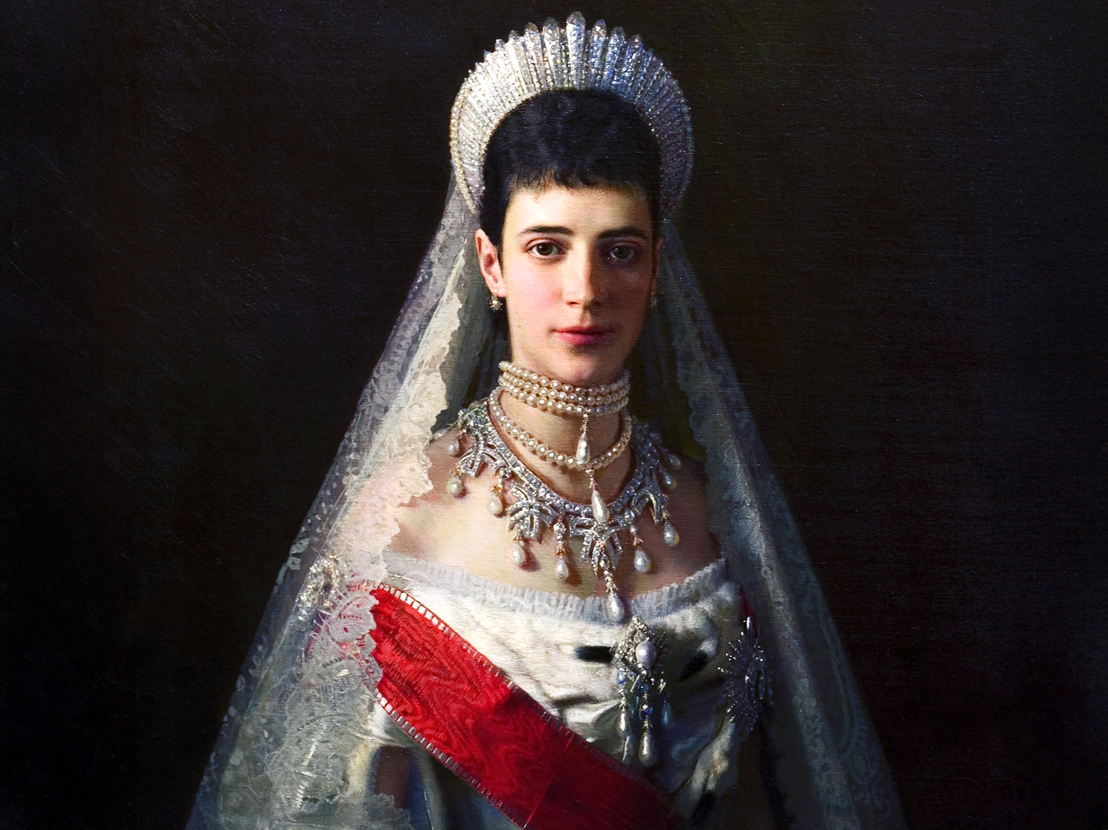 Иван Крамской. Портрет российской императрицы Марии Федоровны (1881—1894), супруги Александра III (1881—1894). На шее украшение содержит бриллианты, жемчуг. На браслете — сапфир | (Getty)