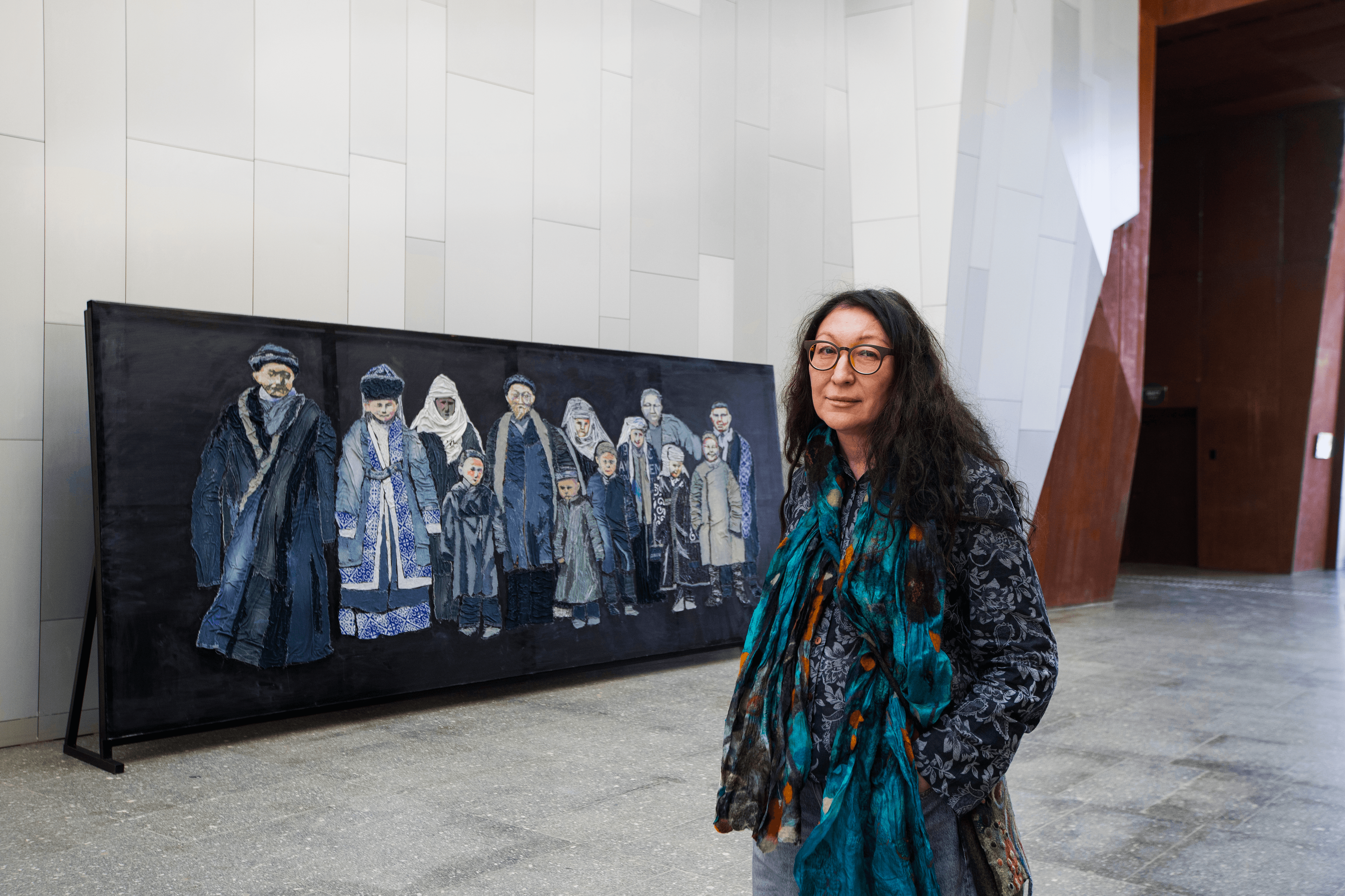 Сауле Сулейменова на фоне работы «Когда нас начали видеть» | Ярослав Клочков, Теодор Фрост