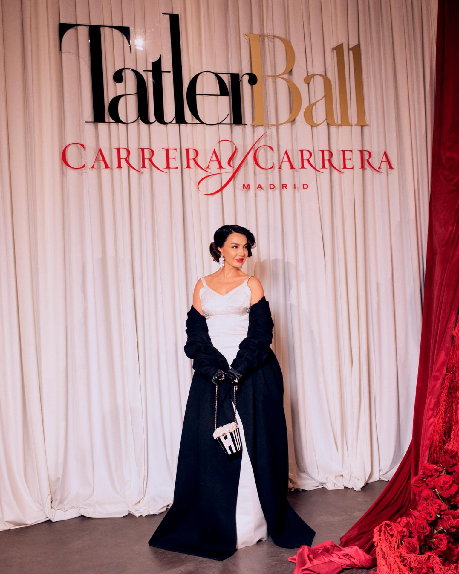 Ботагоз Кошенова в платье Richard Quinn, кейп из кутюрной коллекции Jean Paul Gaultier и сумочка Chanel | Фотограф: Slozhnomarya