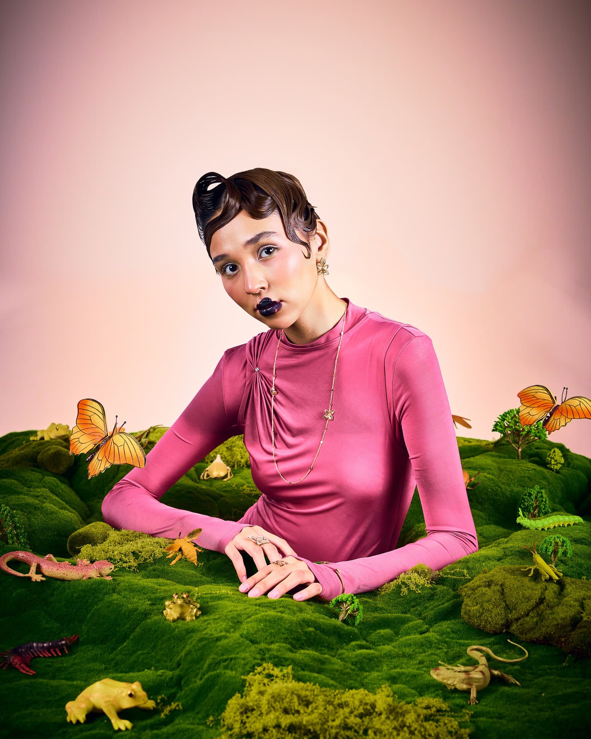 Ожерелье: [GIARDINI SEGRETI OPERA](https://www.instagram.com/sansiofficial?igsh=MWVlbW14aGw1ajFoeQ==)
Браслет: [PETIT GARDEN](https://www.instagram.com/sansiofficial?igsh=MWVlbW14aGw1ajFoeQ==)
Серьги: [GIARDINI SEGRETI](https://www.instagram.com/sansiofficial?igsh=MWVlbW14aGw1ajFoeQ==)
Кольца: [GIARDINI SEGRETI](https://www.instagram.com/sansiofficial?igsh=MWVlbW14aGw1ajFoeQ==)