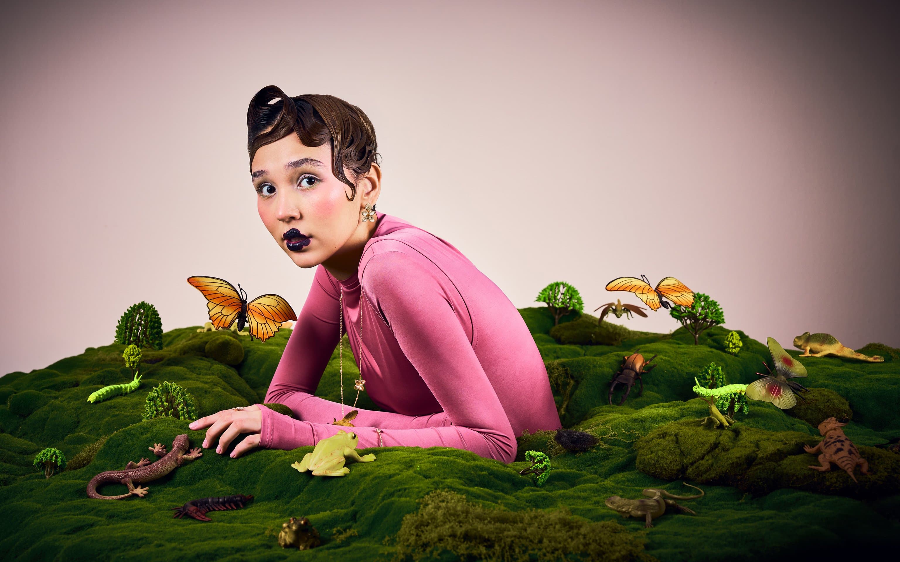 Ожерелье: [GIARDINI SEGRETI OPERA](https://www.instagram.com/sansiofficial?igsh=MWVlbW14aGw1ajFoeQ==)
Браслет: [PETIT GARDEN](https://www.instagram.com/sansiofficial?igsh=MWVlbW14aGw1ajFoeQ==)
Серьги: [GIARDINI SEGRETI](https://www.instagram.com/sansiofficial?igsh=MWVlbW14aGw1ajFoeQ==)
Кольца: [GIARDINI SEGRETI](https://www.instagram.com/sansiofficial?igsh=MWVlbW14aGw1ajFoeQ==)