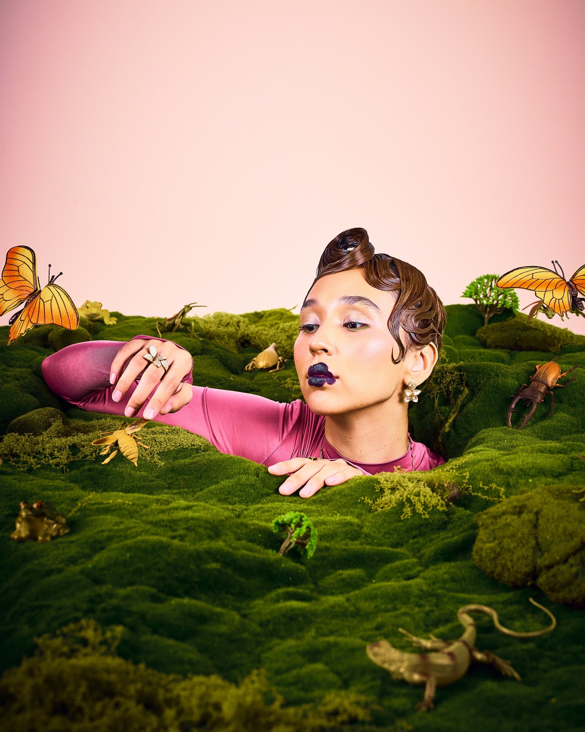 Ожерелье: [GIARDINI SEGRETI OPERA](https://www.instagram.com/sansiofficial?igsh=MWVlbW14aGw1ajFoeQ==)
Браслет: [PETIT GARDEN](https://www.instagram.com/sansiofficial?igsh=MWVlbW14aGw1ajFoeQ==)
Серьги: [GIARDINI SEGRETI](https://www.instagram.com/sansiofficial?igsh=MWVlbW14aGw1ajFoeQ==)
Кольца: [GIARDINI SEGRETI](https://www.instagram.com/sansiofficial?igsh=MWVlbW14aGw1ajFoeQ==)