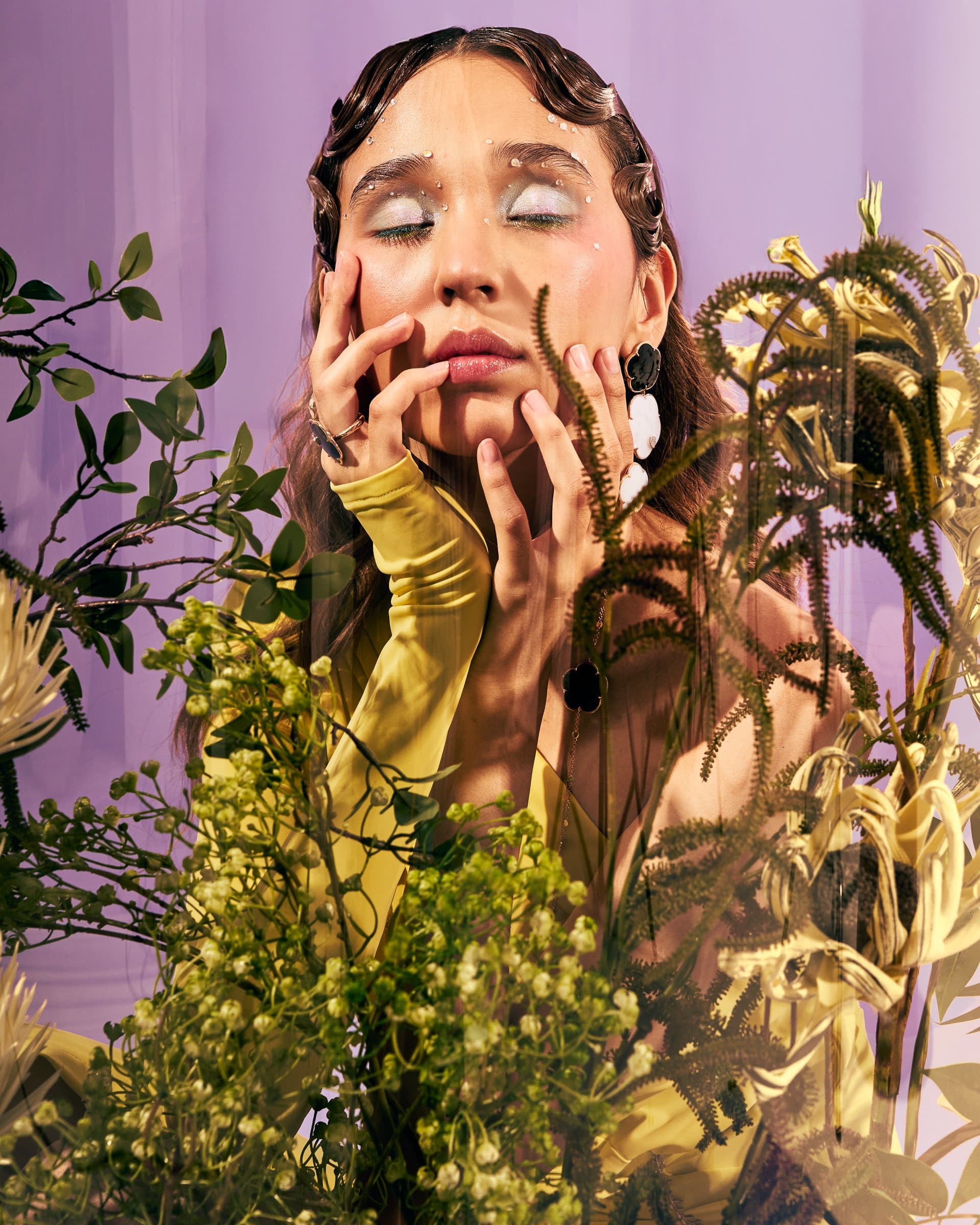 Сотуар: [TON JOLI](https://www.instagram.com/sansiofficial?igsh=MWVlbW14aGw1ajFoeQ==)
Кольца: [TON JOLI](https://www.instagram.com/sansiofficial?igsh=MWVlbW14aGw1ajFoeQ==) | [PETIT JOLI ](https://www.instagram.com/sansiofficial?igsh=MWVlbW14aGw1ajFoeQ==) 
Чокер: [PETIT JOLI LUNAIRE](https://www.instagram.com/sansiofficial?igsh=MWVlbW14aGw1ajFoeQ==)
Серьги: [TON JOLI](https://www.instagram.com/sansiofficial?igsh=MWVlbW14aGw1ajFoeQ==)