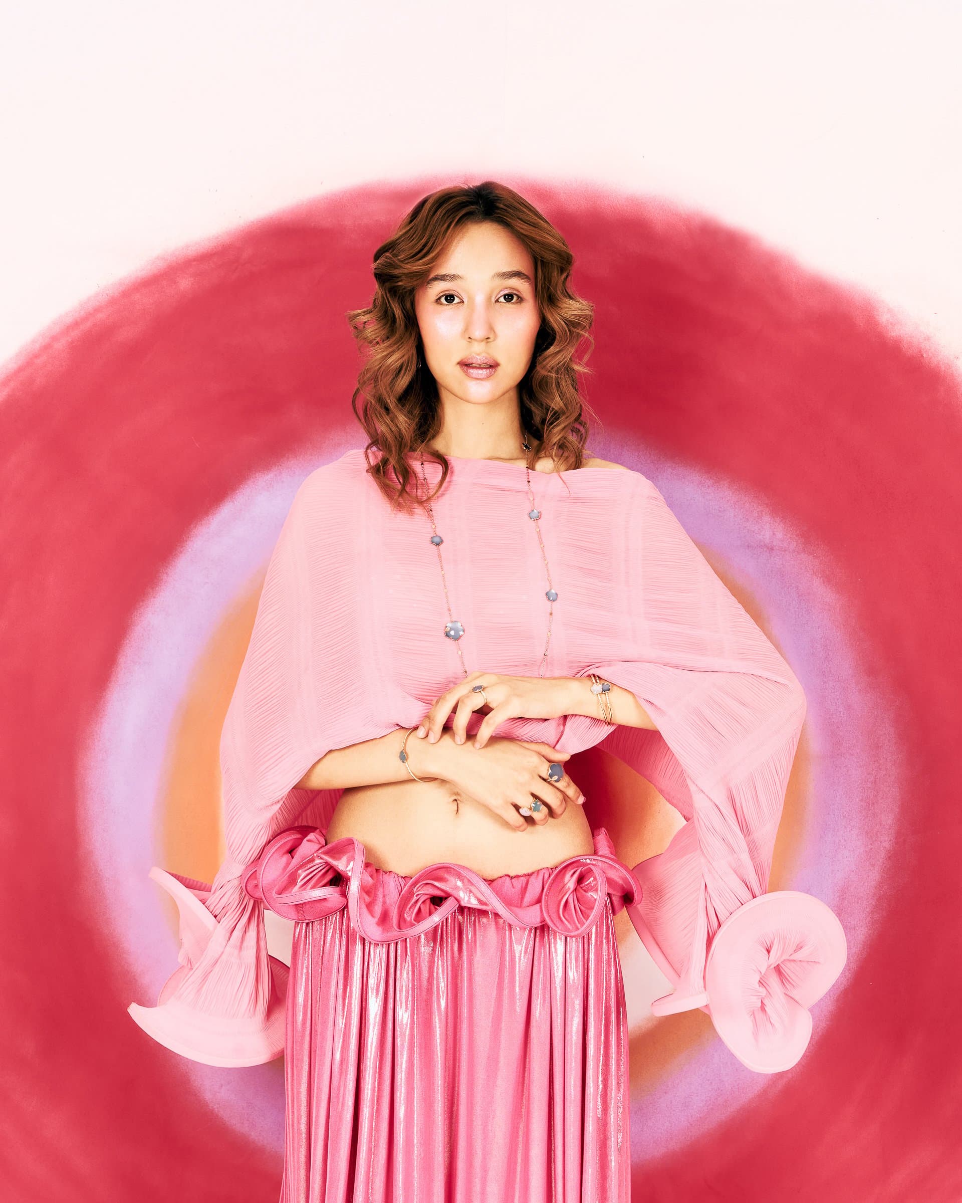 Сотуар: [TON JOLI LUNAIRE](https://www.instagram.com/sansiofficial?igsh=MWVlbW14aGw1ajFoeQ==)
Кольца: [PETIT JOLI LUNAIRE](https://www.instagram.com/sansiofficial?igsh=MWVlbW14aGw1ajFoeQ==)
Браслеты: [PETIT JOLI LUNAIRE](https://www.instagram.com/sansiofficial?igsh=MWVlbW14aGw1ajFoeQ==)
Серьги: [TON JOLI](https://www.instagram.com/sansiofficial?igsh=MWVlbW14aGw1ajFoeQ==)