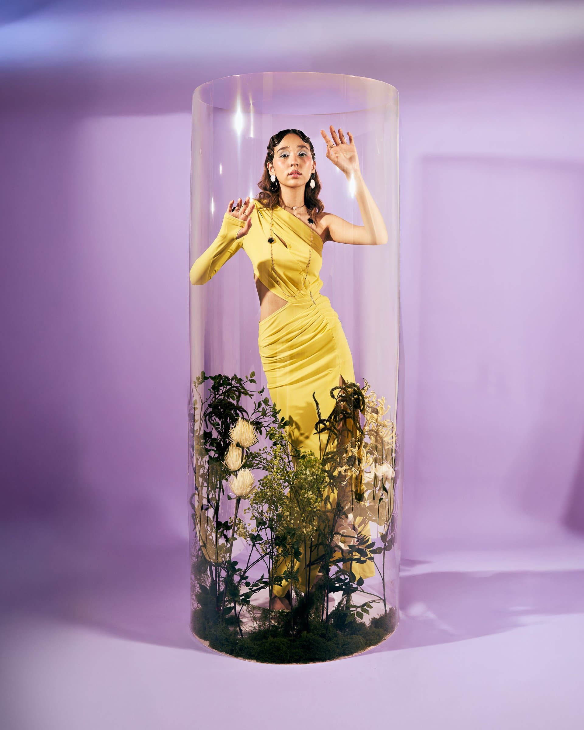 Сотуар: [TON JOLI](https://www.instagram.com/sansiofficial?igsh=MWVlbW14aGw1ajFoeQ==)
Кольца: [TON JOLI](https://www.instagram.com/sansiofficial?igsh=MWVlbW14aGw1ajFoeQ==) | [PETIT JOLI ](https://www.instagram.com/sansiofficial?igsh=MWVlbW14aGw1ajFoeQ==) 
Чокер: [PETIT JOLI LUNAIRE](https://www.instagram.com/sansiofficial?igsh=MWVlbW14aGw1ajFoeQ==)
Серьги: [TON JOLI](https://www.instagram.com/sansiofficial?igsh=MWVlbW14aGw1ajFoeQ==)