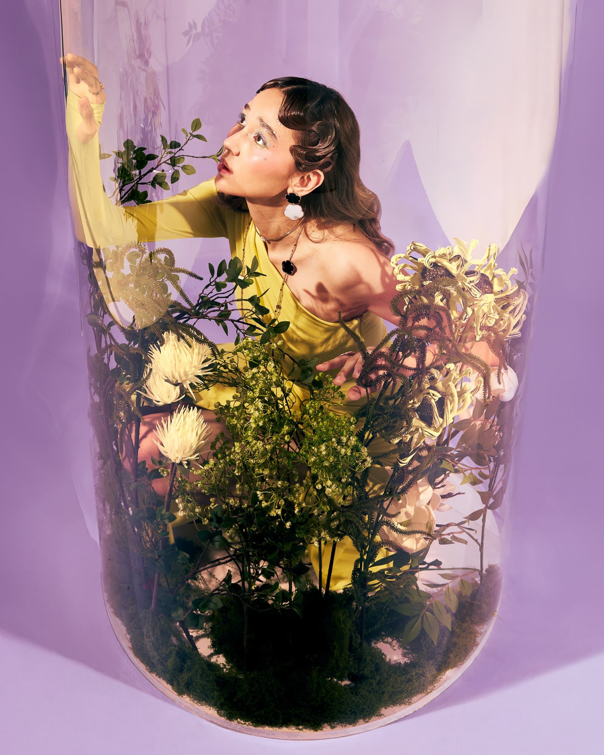 Сотуар: [TON JOLI](https://www.instagram.com/sansiofficial?igsh=MWVlbW14aGw1ajFoeQ==)
Кольца: [TON JOLI](https://www.instagram.com/sansiofficial?igsh=MWVlbW14aGw1ajFoeQ==) | [PETIT JOLI ](https://www.instagram.com/sansiofficial?igsh=MWVlbW14aGw1ajFoeQ==) 
Чокер: [PETIT JOLI LUNAIRE](https://www.instagram.com/sansiofficial?igsh=MWVlbW14aGw1ajFoeQ==)
Серьги: [TON JOLI](https://www.instagram.com/sansiofficial?igsh=MWVlbW14aGw1ajFoeQ==)