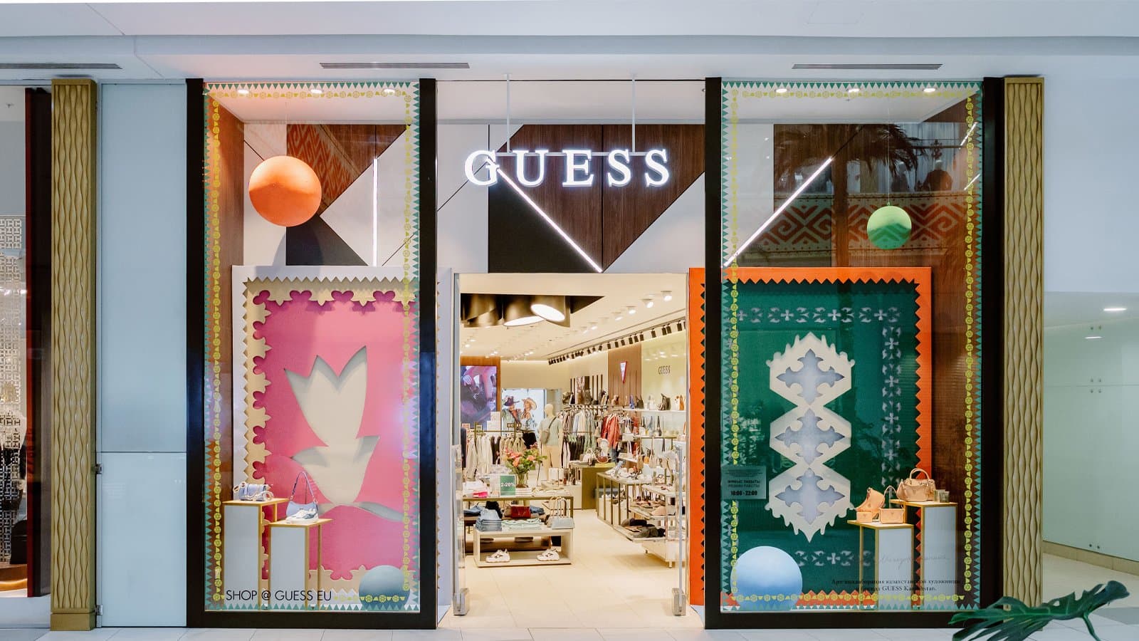 Переосмысление кодов: художница Асель Нусипкожанова создала арт-объекты для GUESS