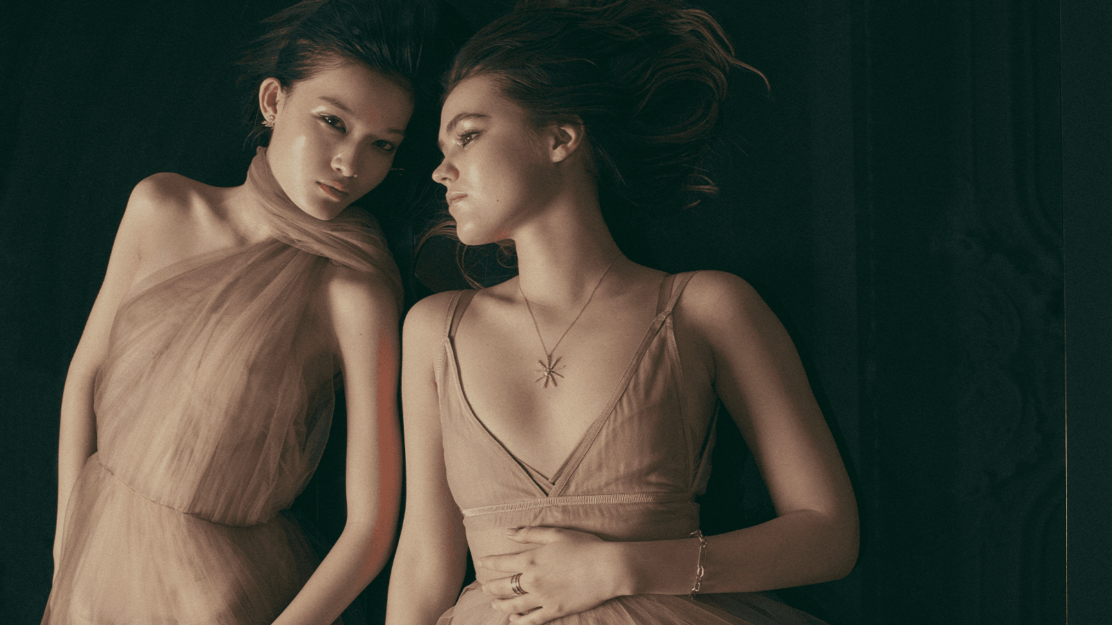 Фотосуретші: Paul Morel | Dior фатин көйлегі, Nisi Jewelry әшекейі