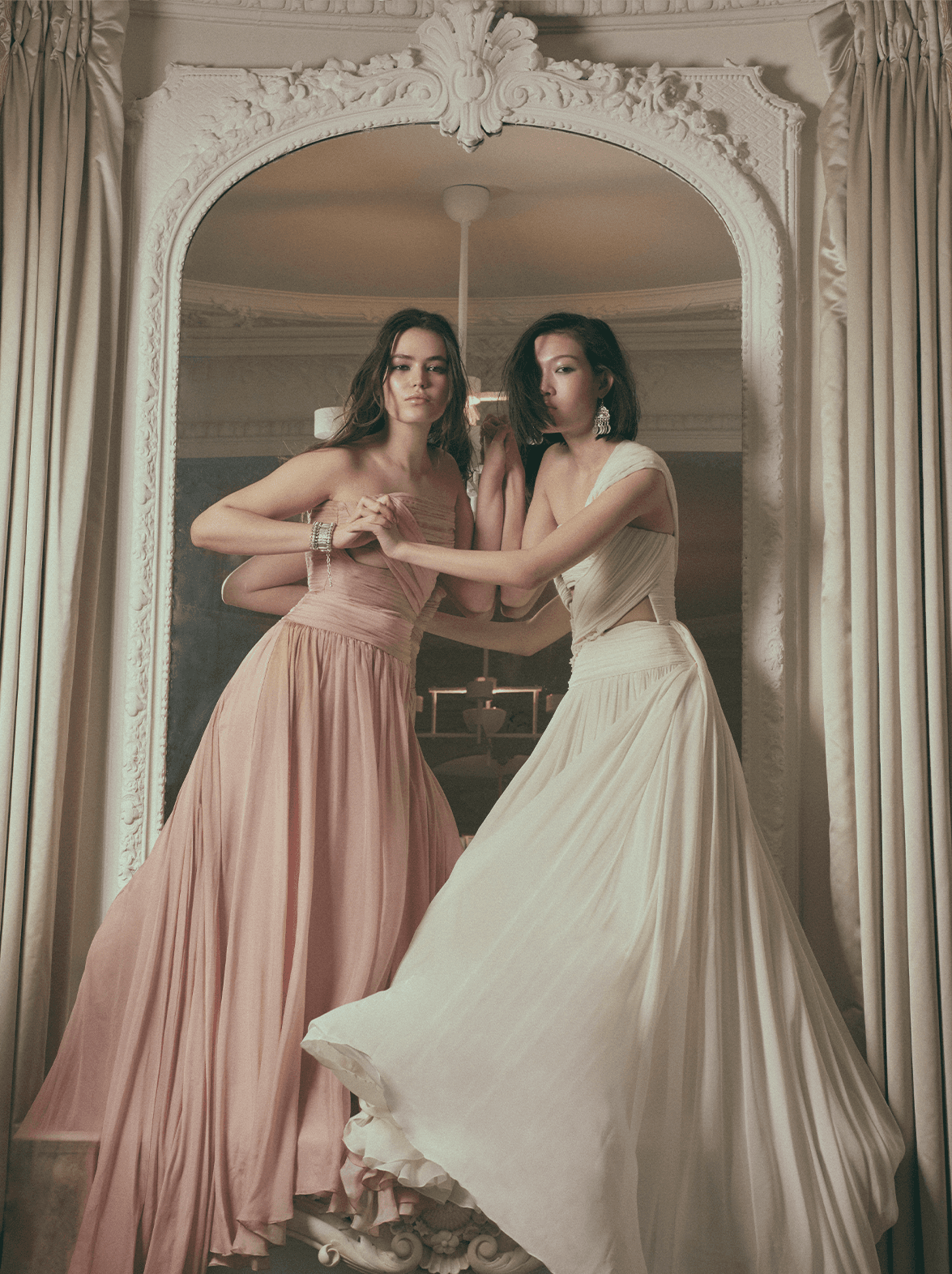 Zuhair Murad көйлегі, Әйгерім Шустердің жеке коллекциясынан алынған күміс сырға мен білезік