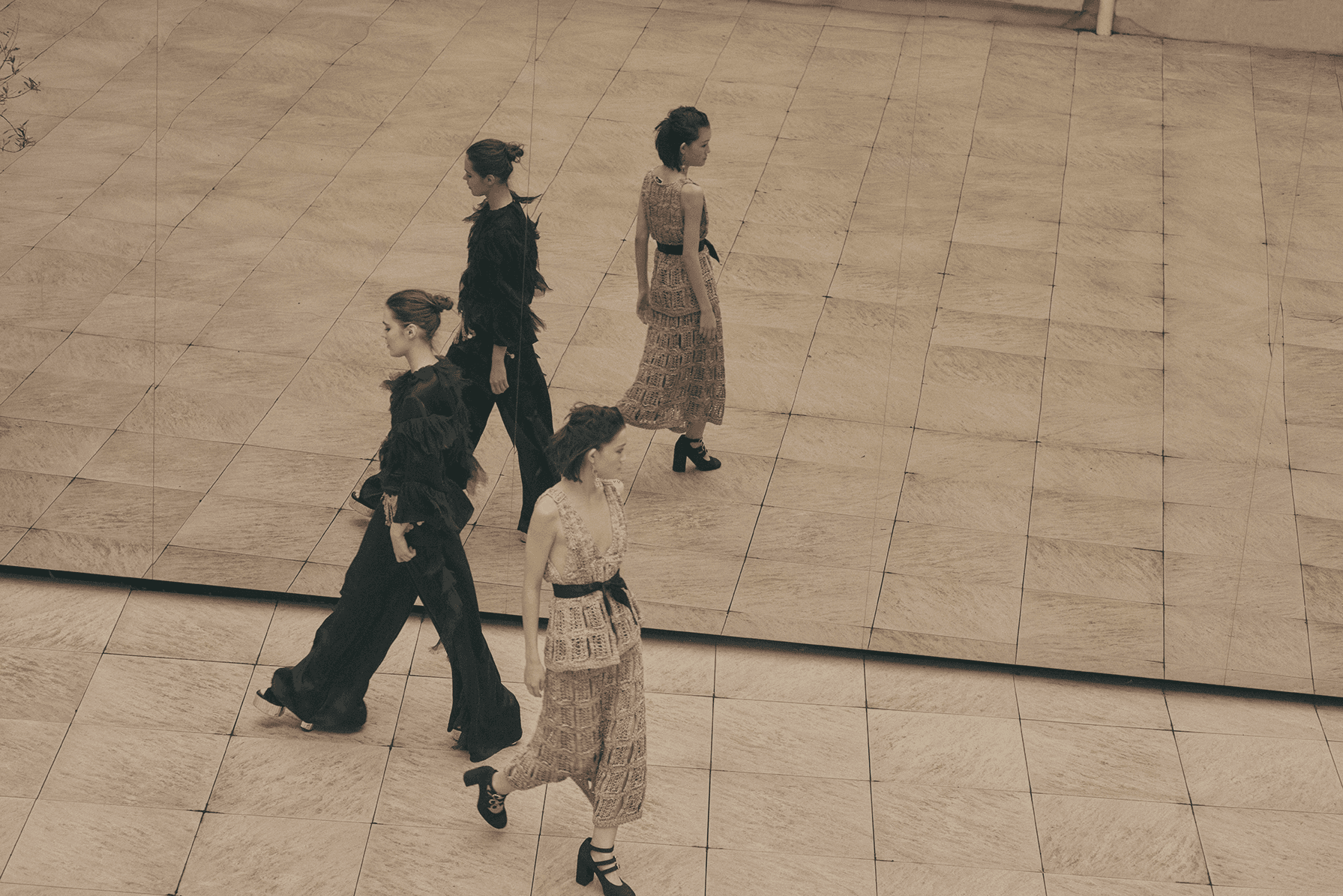 Дананың үстінде: Chanel шалбары, жейдесі және ашық аяқ киімі, Әйгерім Шустердің жеке коллекциясынан алынған тиындармен әрленген күміс белбеу
Томиристің үстінде: Chanel костюмі мен туфлиі, Әйгерім Шустердің жеке коллекциясынан алынған күміс сырға