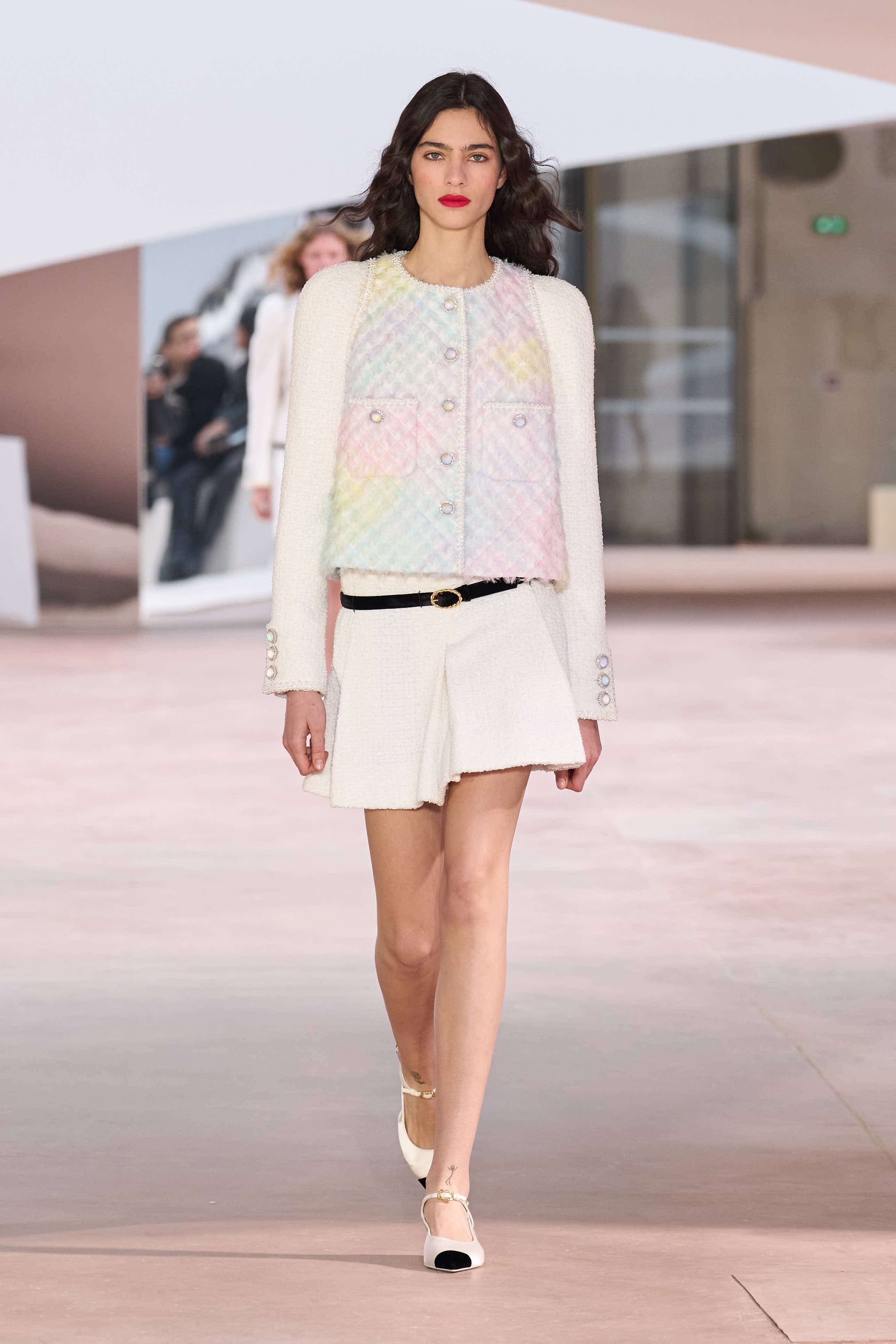 Сән мен салтанаттың 110 жылы: Chanel-дің көктемге арналған 2025 жылғы кутюр топтамасы