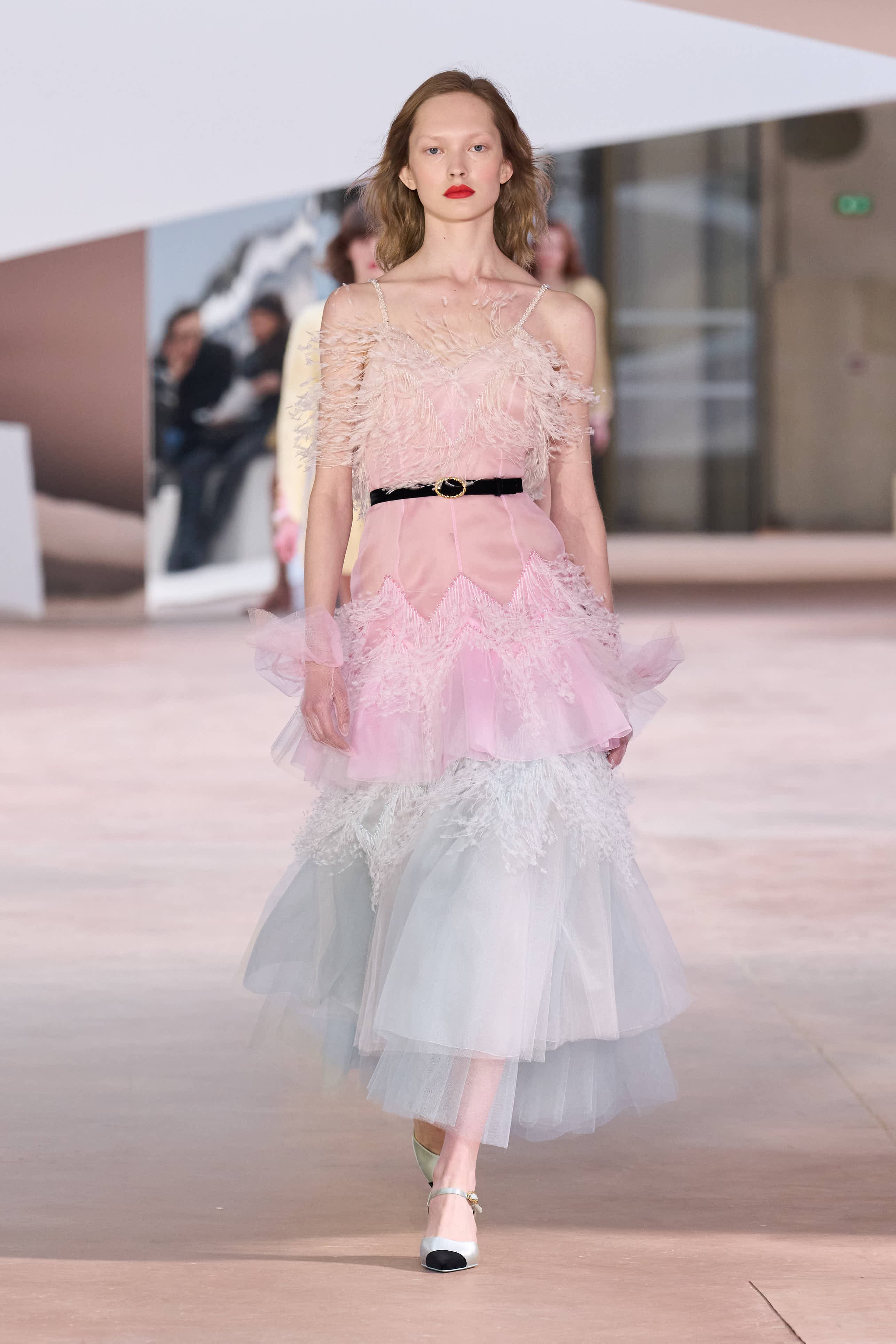 Сән мен салтанаттың 110 жылы: Chanel-дің көктемге арналған 2025 жылғы кутюр топтамасы