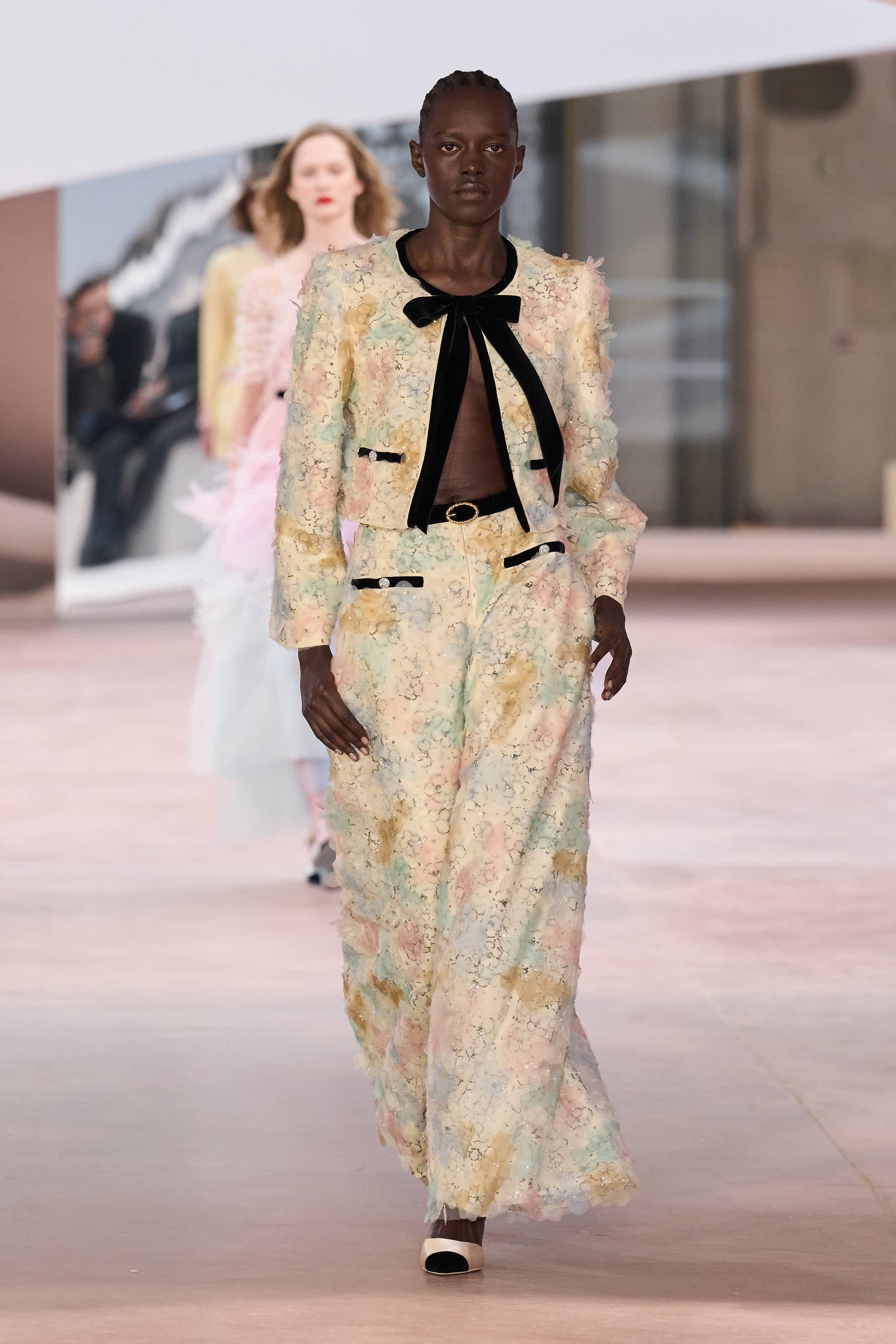 Сән мен салтанаттың 110 жылы: Chanel-дің көктемге арналған 2025 жылғы кутюр топтамасы