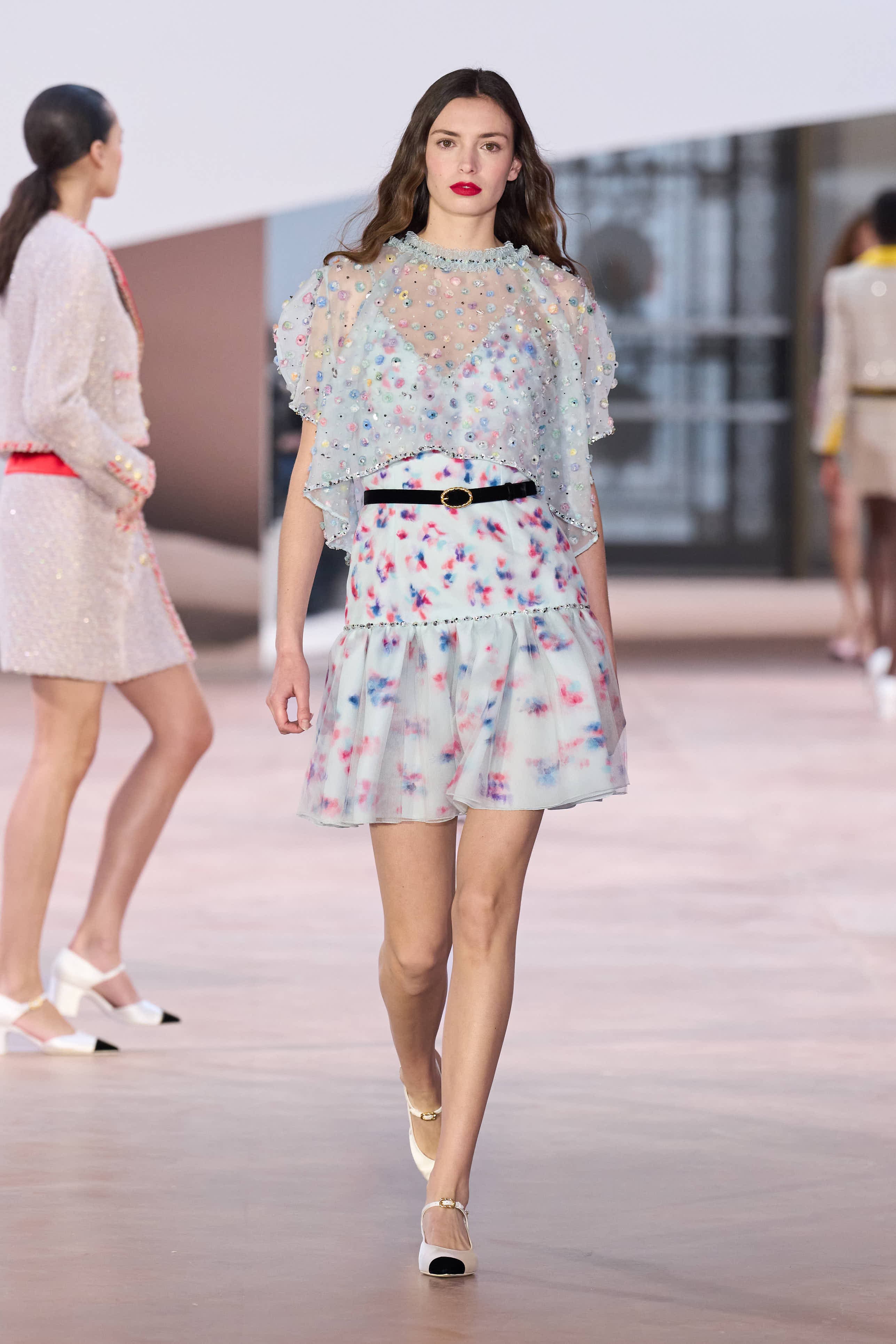Сән мен салтанаттың 110 жылы: Chanel-дің көктемге арналған 2025 жылғы кутюр топтамасы