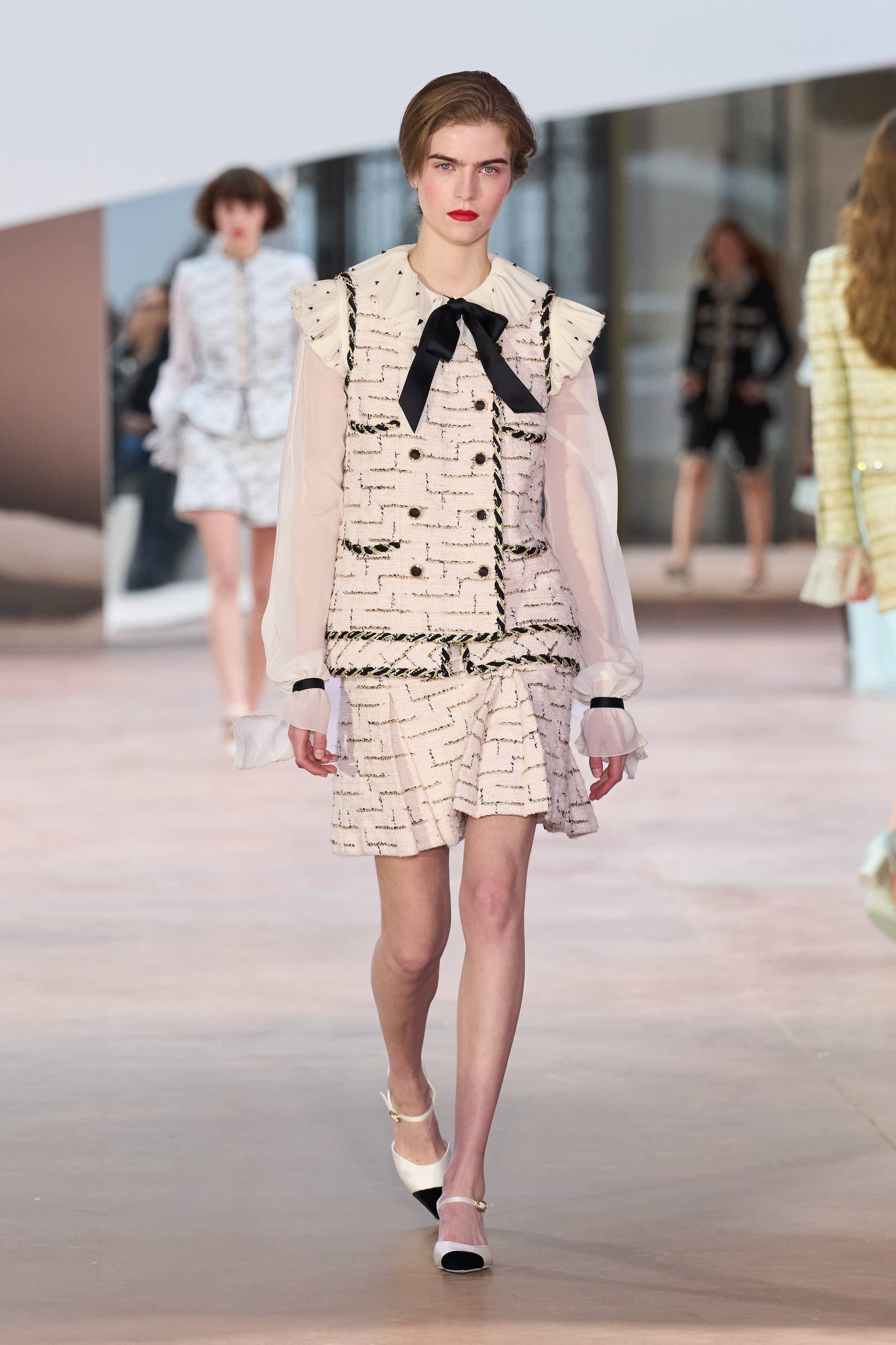 Сән мен салтанаттың 110 жылы: Chanel-дің көктемге арналған 2025 жылғы кутюр топтамасы