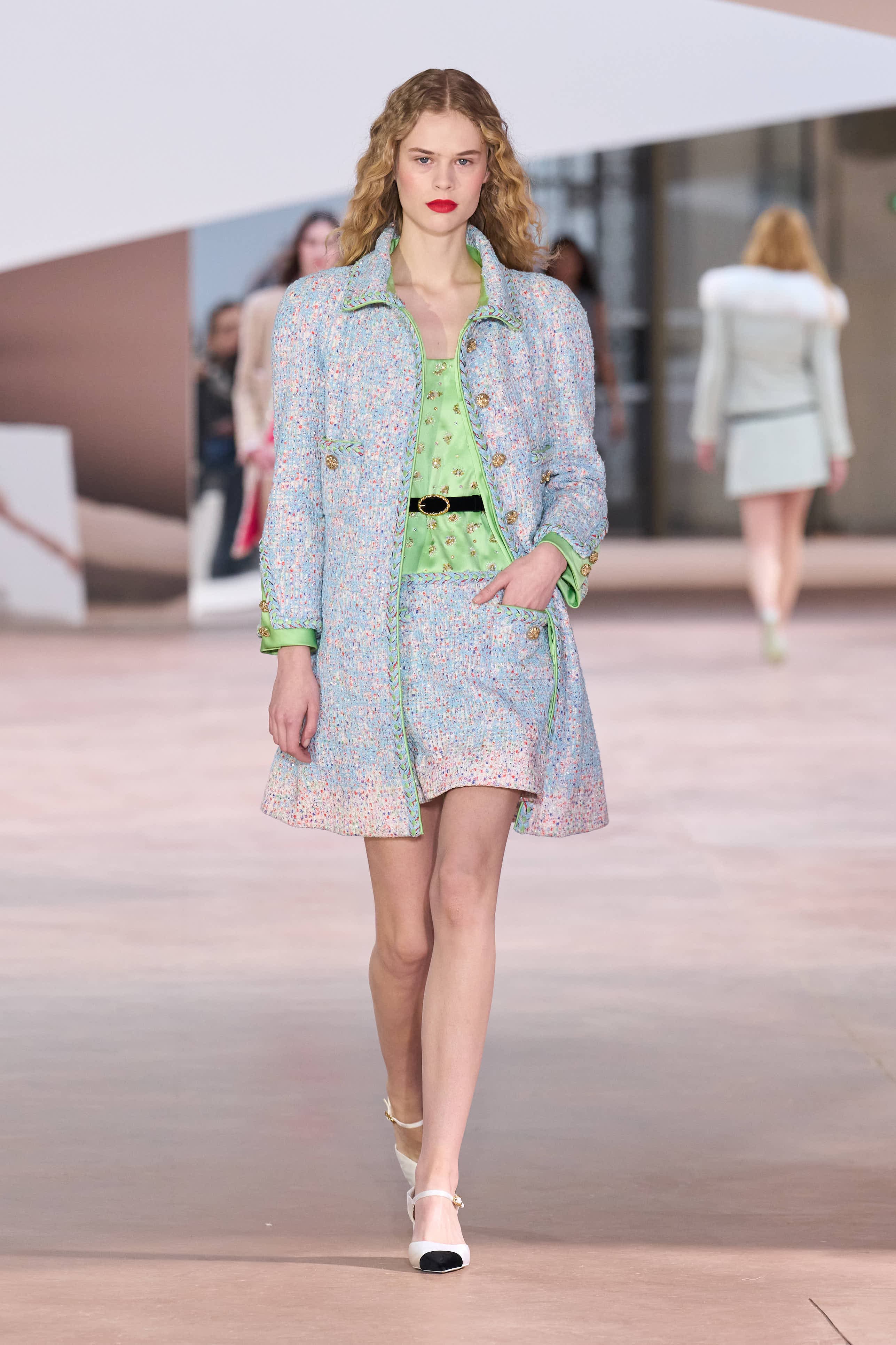 Сән мен салтанаттың 110 жылы: Chanel-дің көктемге арналған 2025 жылғы кутюр топтамасы