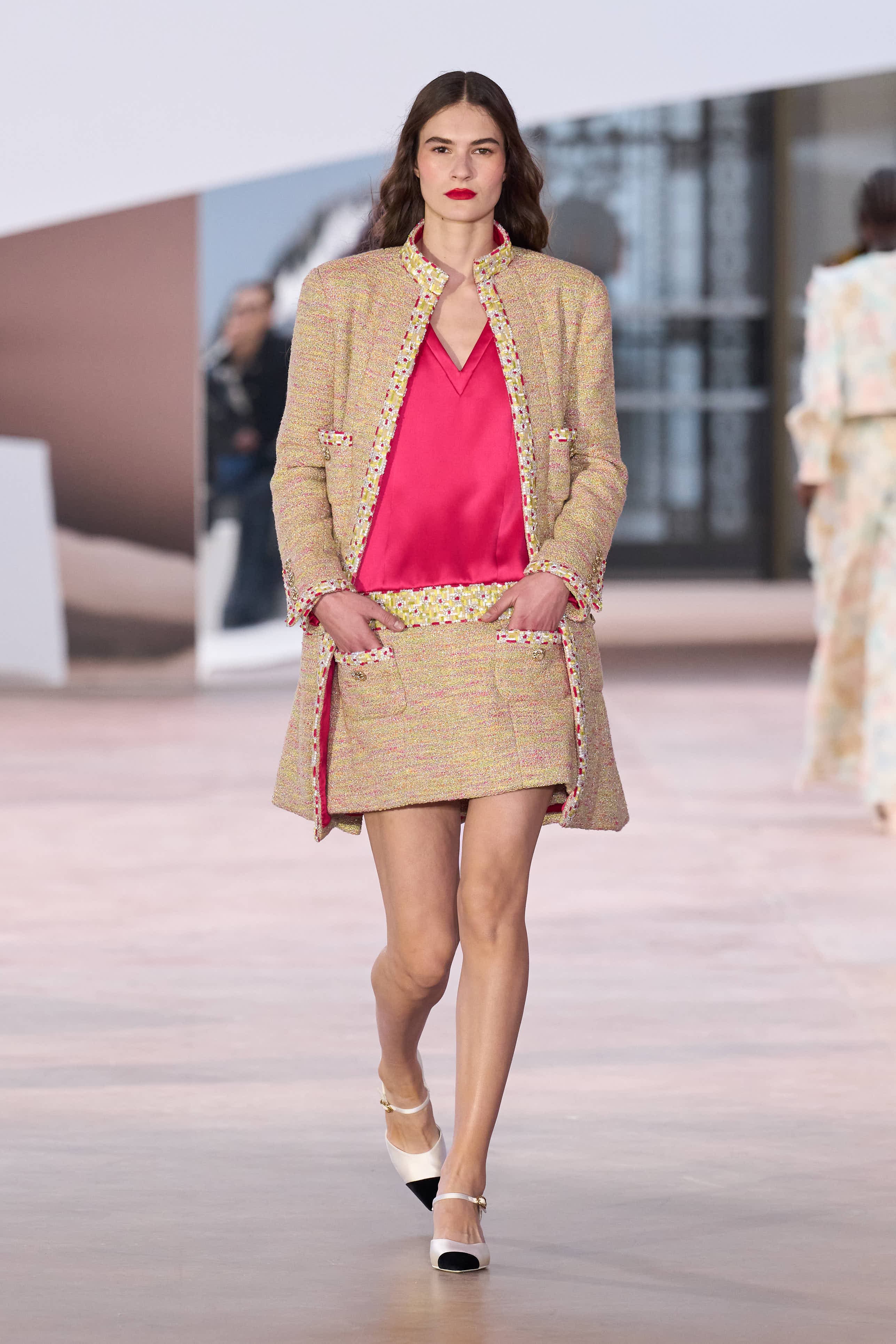 Сән мен салтанаттың 110 жылы: Chanel-дің көктемге арналған 2025 жылғы кутюр топтамасы