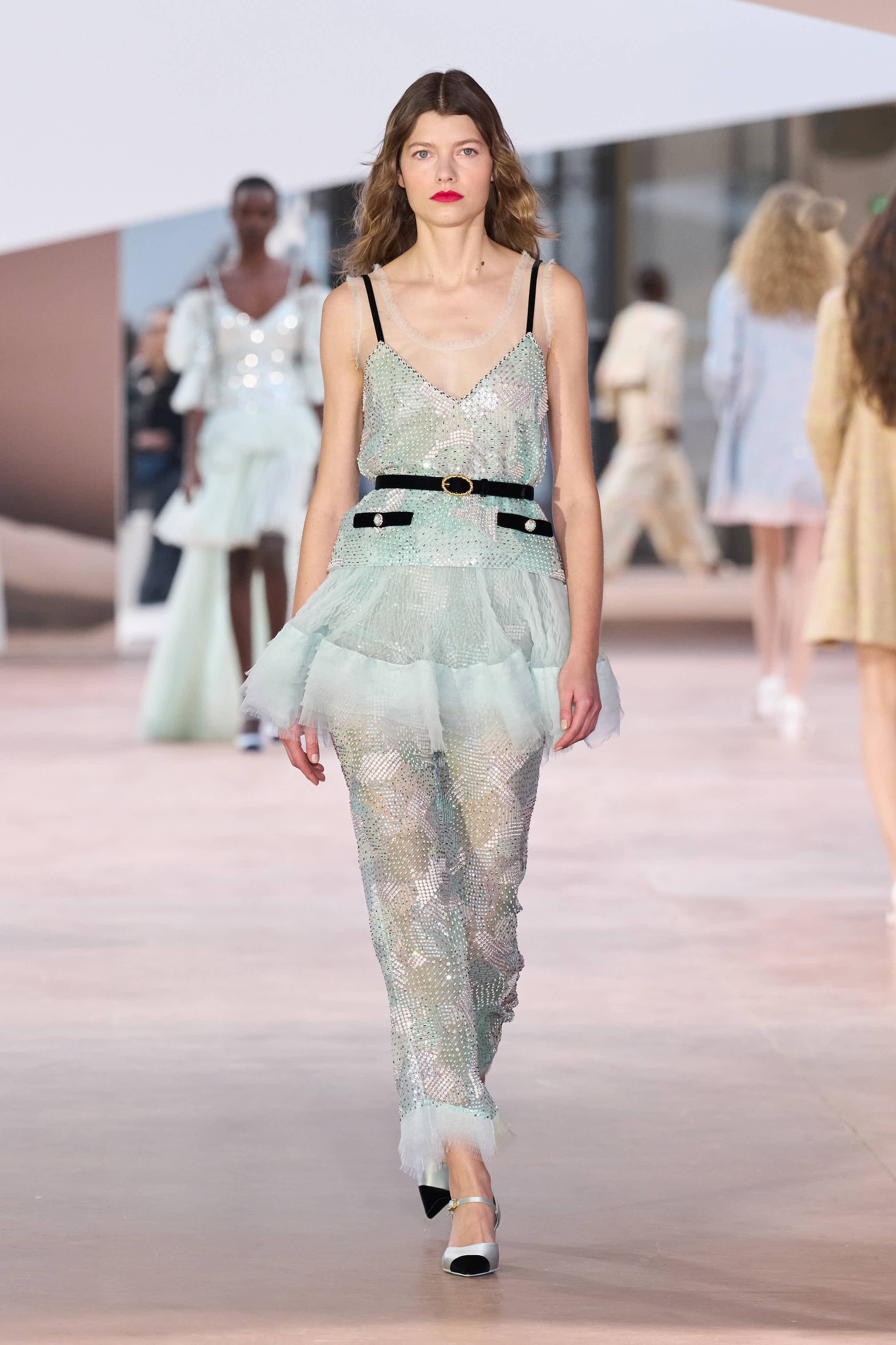 Сән мен салтанаттың 110 жылы: Chanel-дің көктемге арналған 2025 жылғы кутюр топтамасы